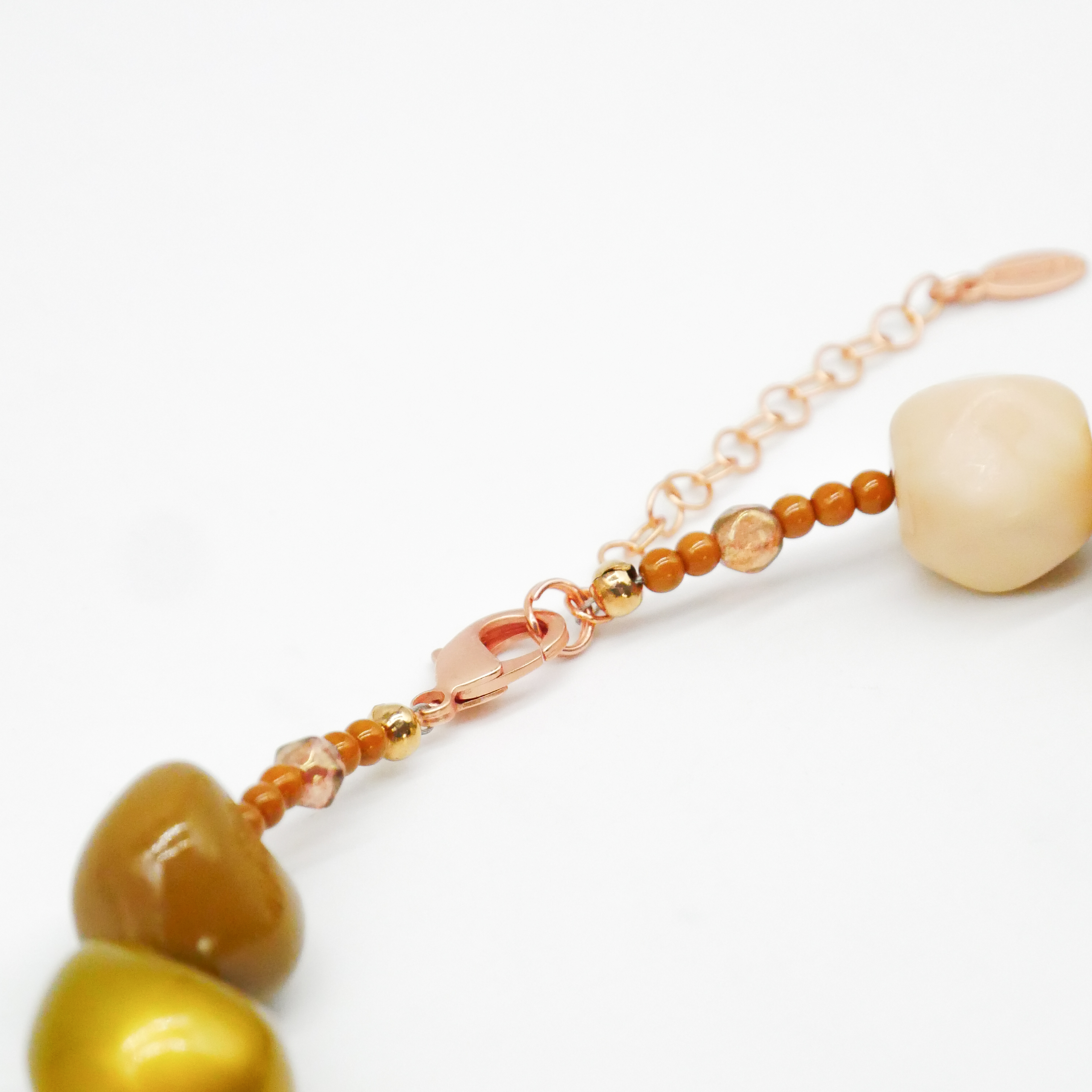  "Summer Feeling" Kette ca. 60 cm, Lumba Samen, Glasperlen, Resin Perle, braun-gold 