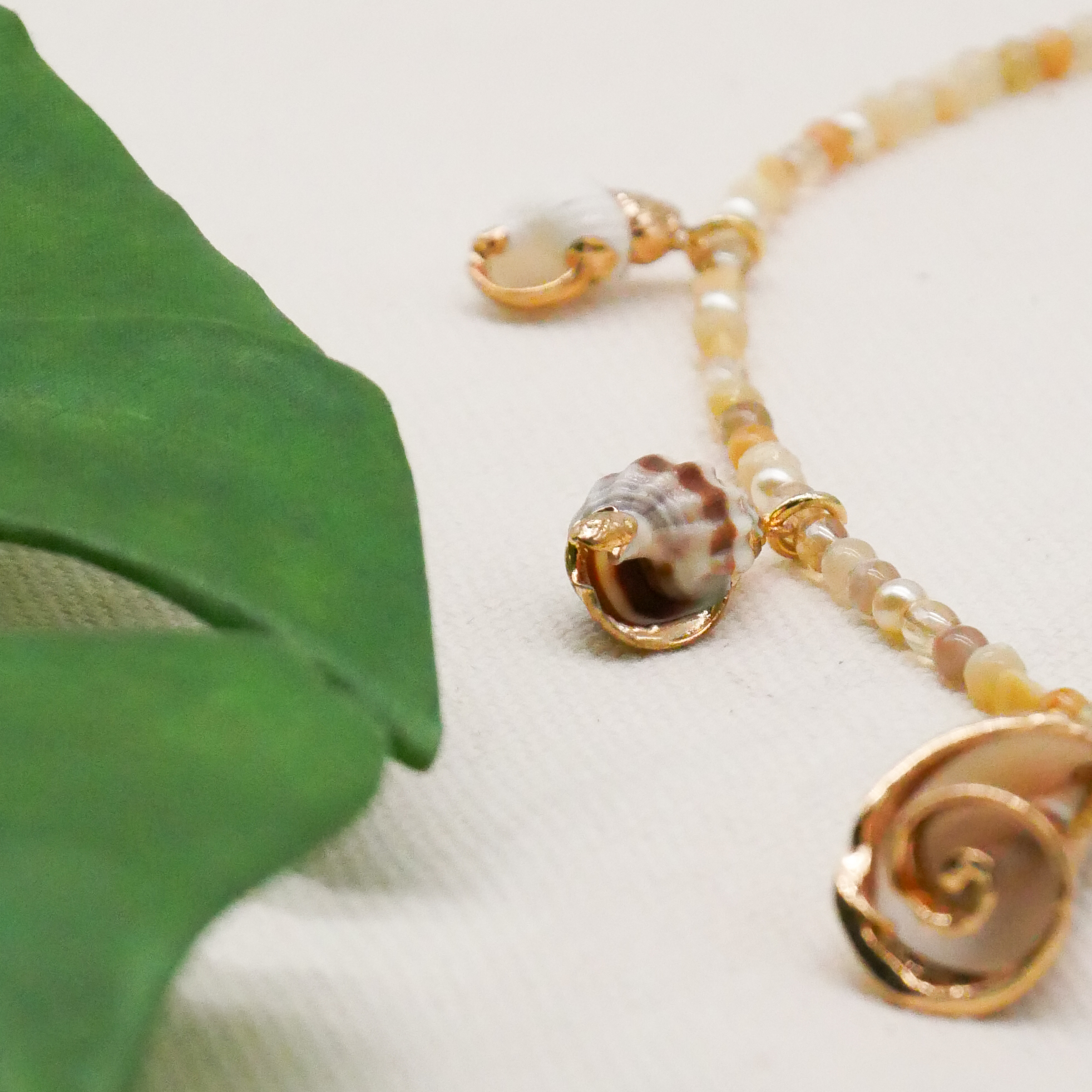  "Shell" Kette mit verschiedenen Strandschnecken Anhängern, kleine Glasperlen, sand 