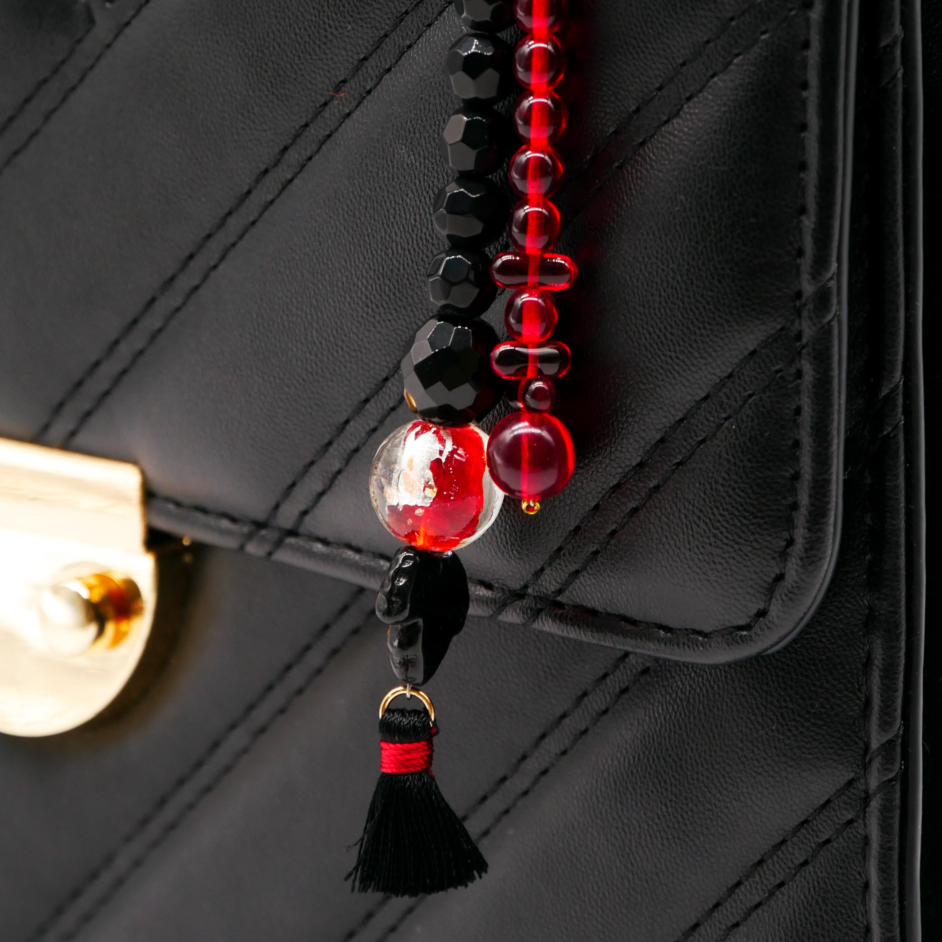 "Lucky Pendant" Anhänger, 2 Stränge Glas rot und schwarz, Designperle 