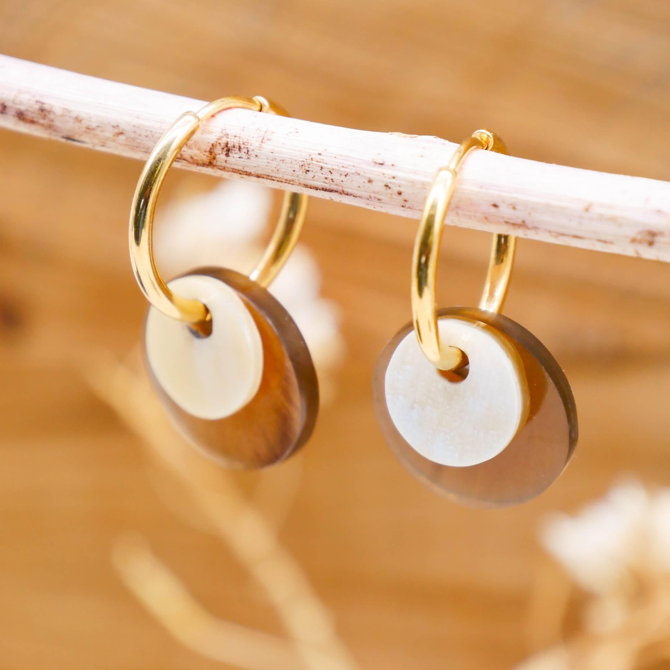 "Craft-Art" Ohrring "kleine Plättchen" braun und weiß, vergoldete Edelstahlcreole