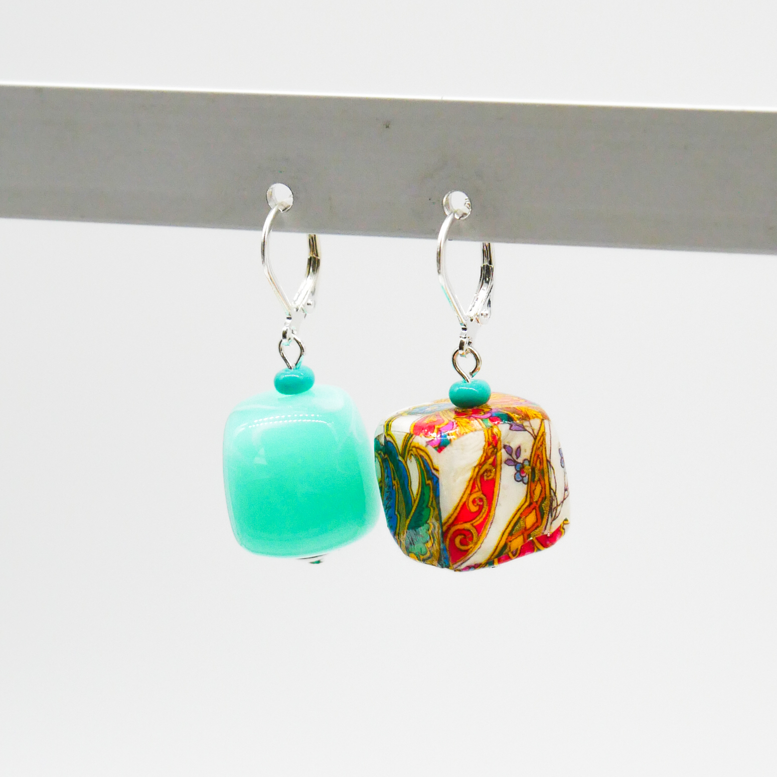 "Summer-Feeling" Ohrring "Cube" Resin- und Papercoated Perlen, türkis