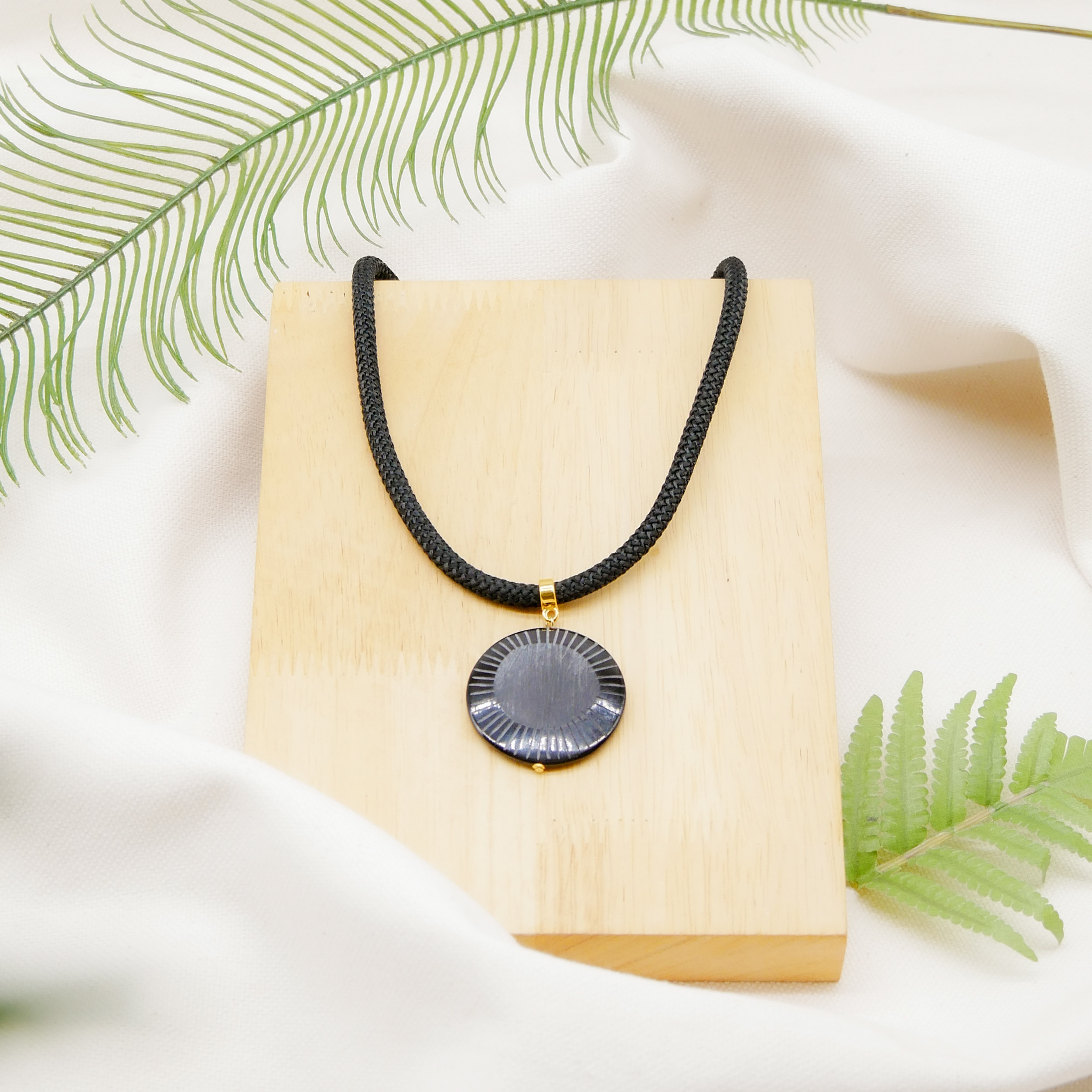 "Nomadic" Kette, schwarzes Cordband, schwarzer Anhänger geritzt, ca. 40 mm, goldfarben