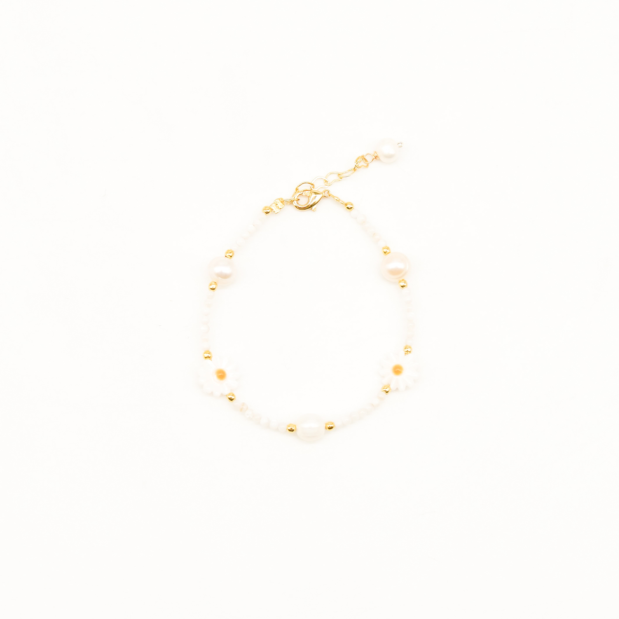"Freshwater Pearls" Armband, SWZ Ø 8mm kl. Muschelperlen, Kamillenblüte aus Muschel