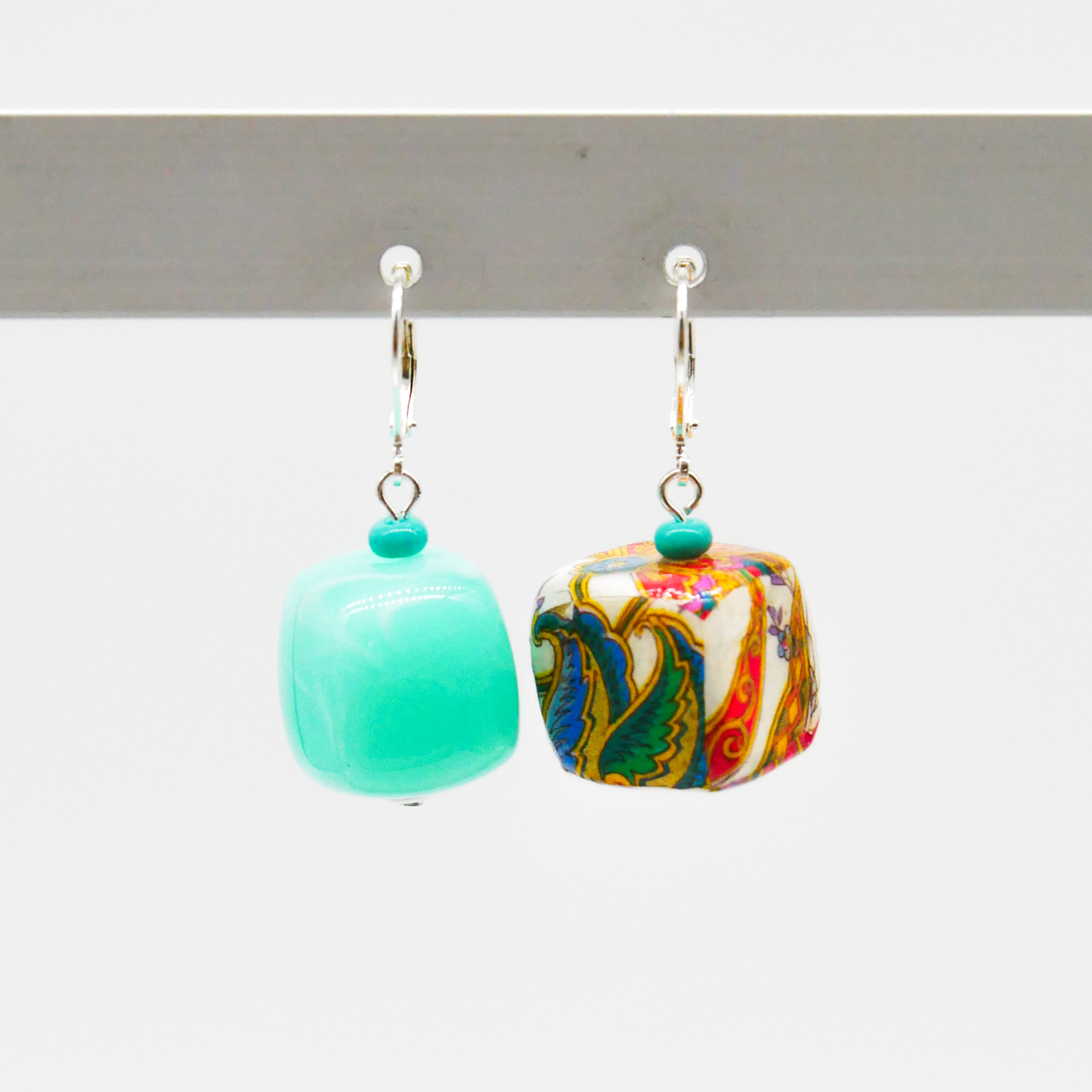 "Summer-Feeling" Ohrring "Cube" Resin- und Papercoated Perlen, türkis