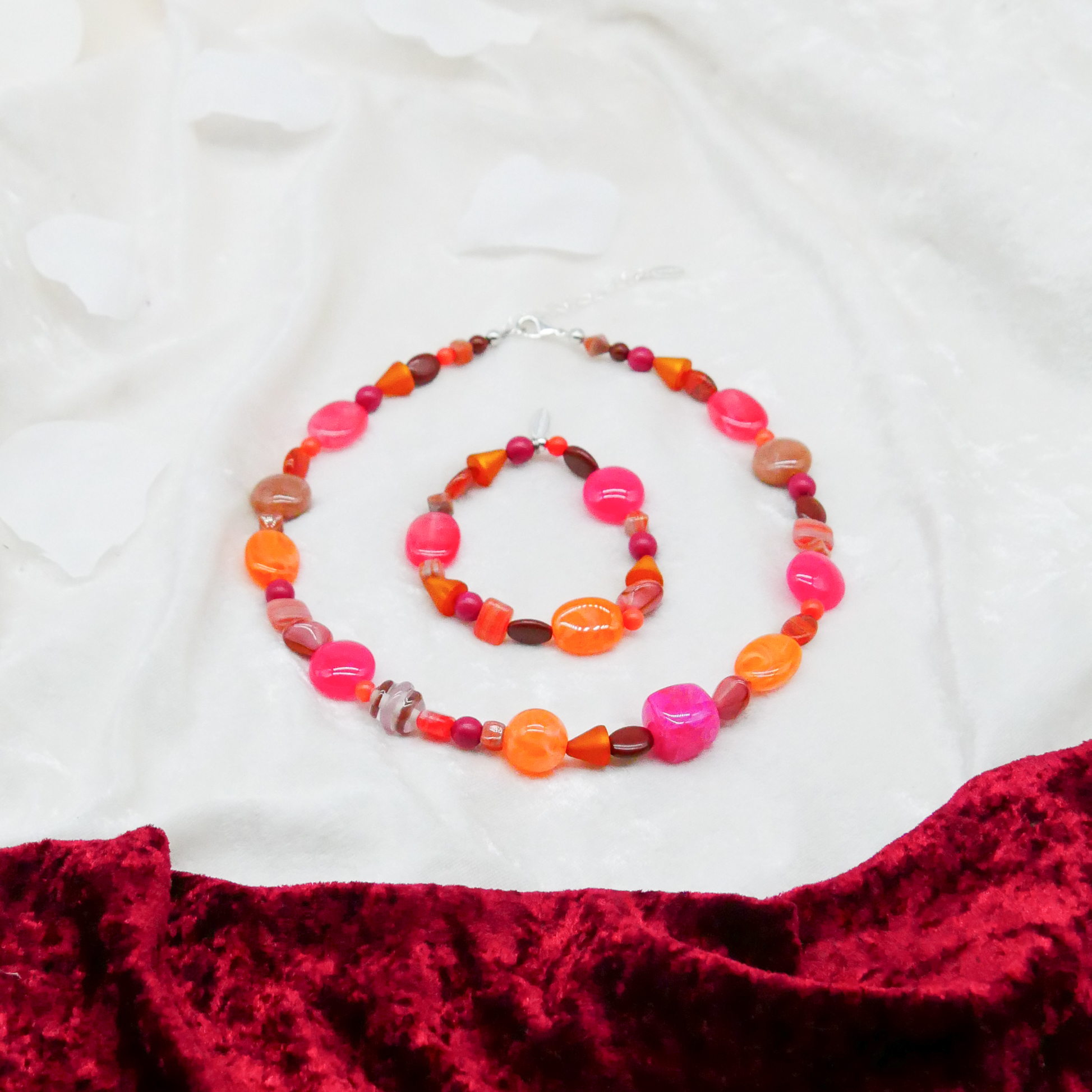 "Summer Feeling",  Kette aus verschiedenen Formen, Glas- und Resin Perlen, pink-orange