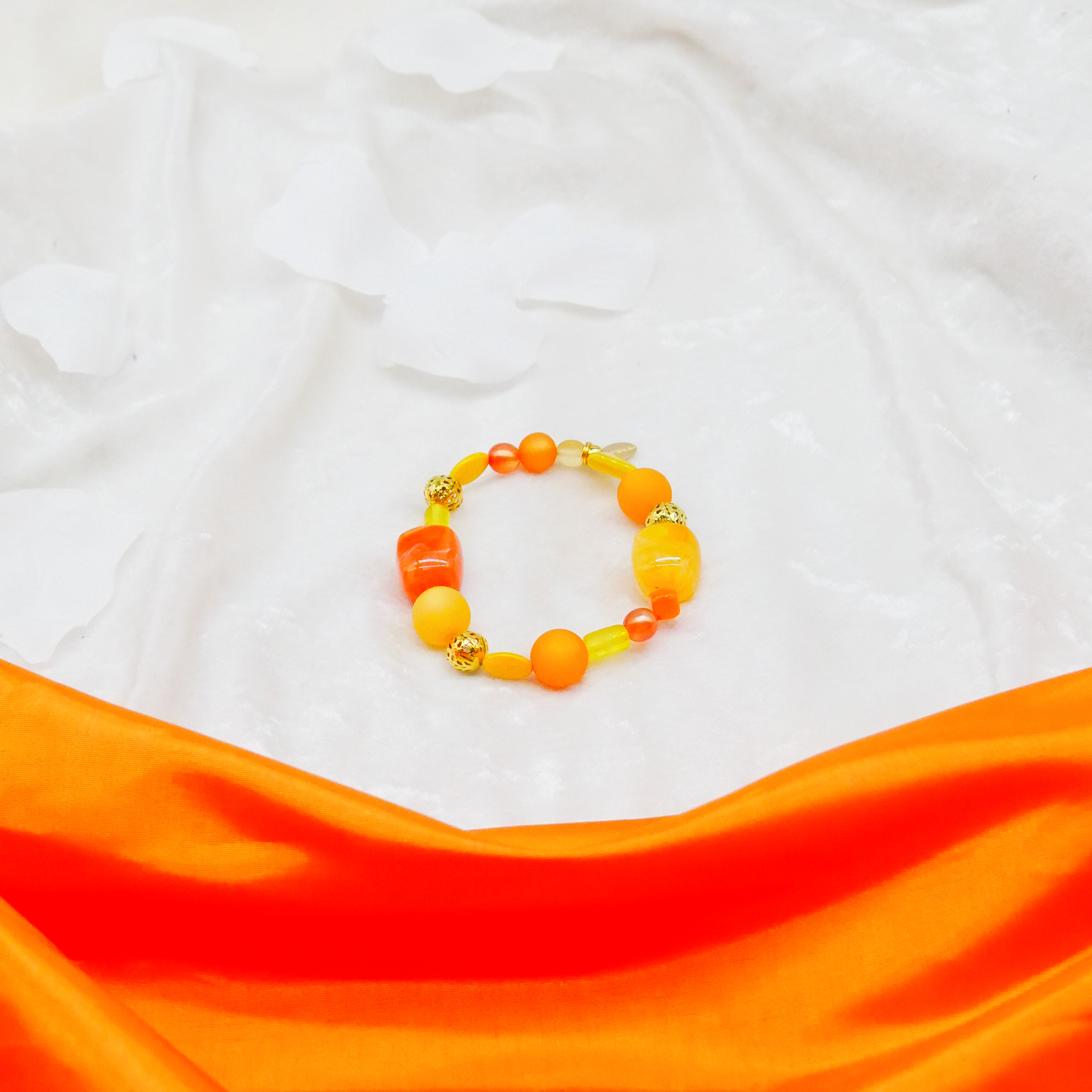 "Summer Feeling", Armband aus verschiedenen Formen, Glas- und Resin Perlen, gelb-orange