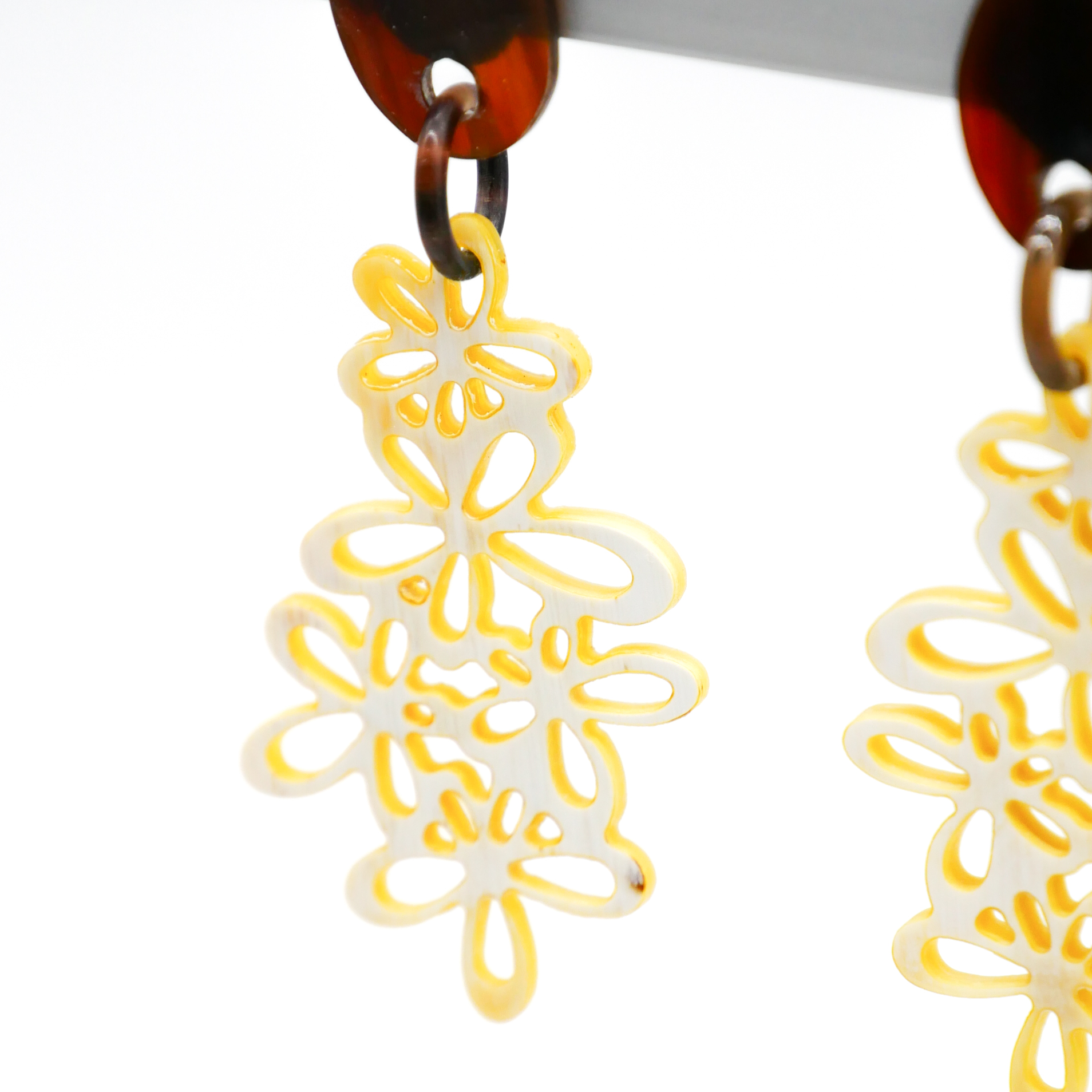 "Craft Art" Ohrring "Blütenzauber" braunes und weißes Horn