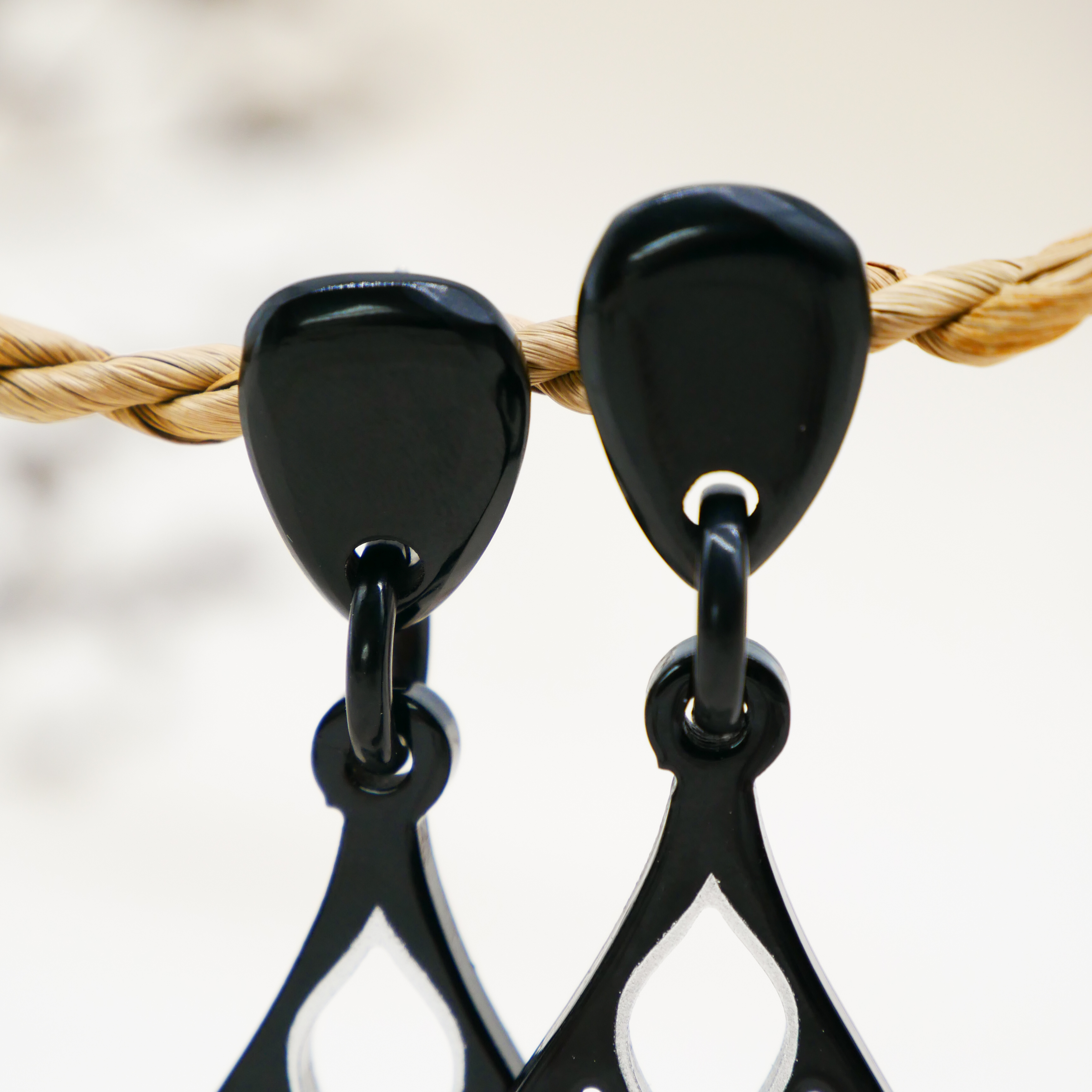 "Craft Art", Ohrring "Teardrop", schwarz Horn, Lack silber-flieder "Craft Art", Ohrring "Teardrop", schwarz Horn, Lack silber-flieder