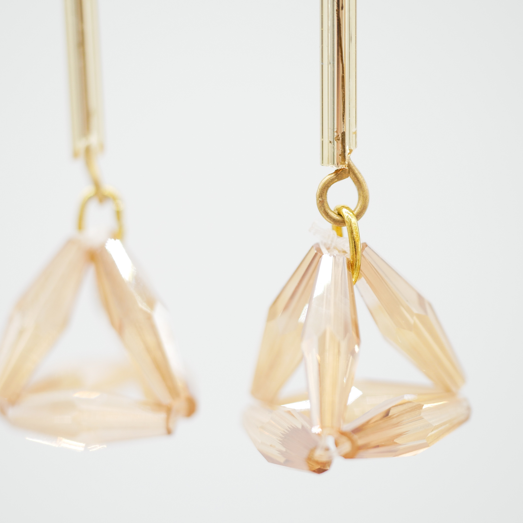 "Summer Feeling" Ohrstecker, vergoldet, mit geometrischer Kristallperle, pfirsich