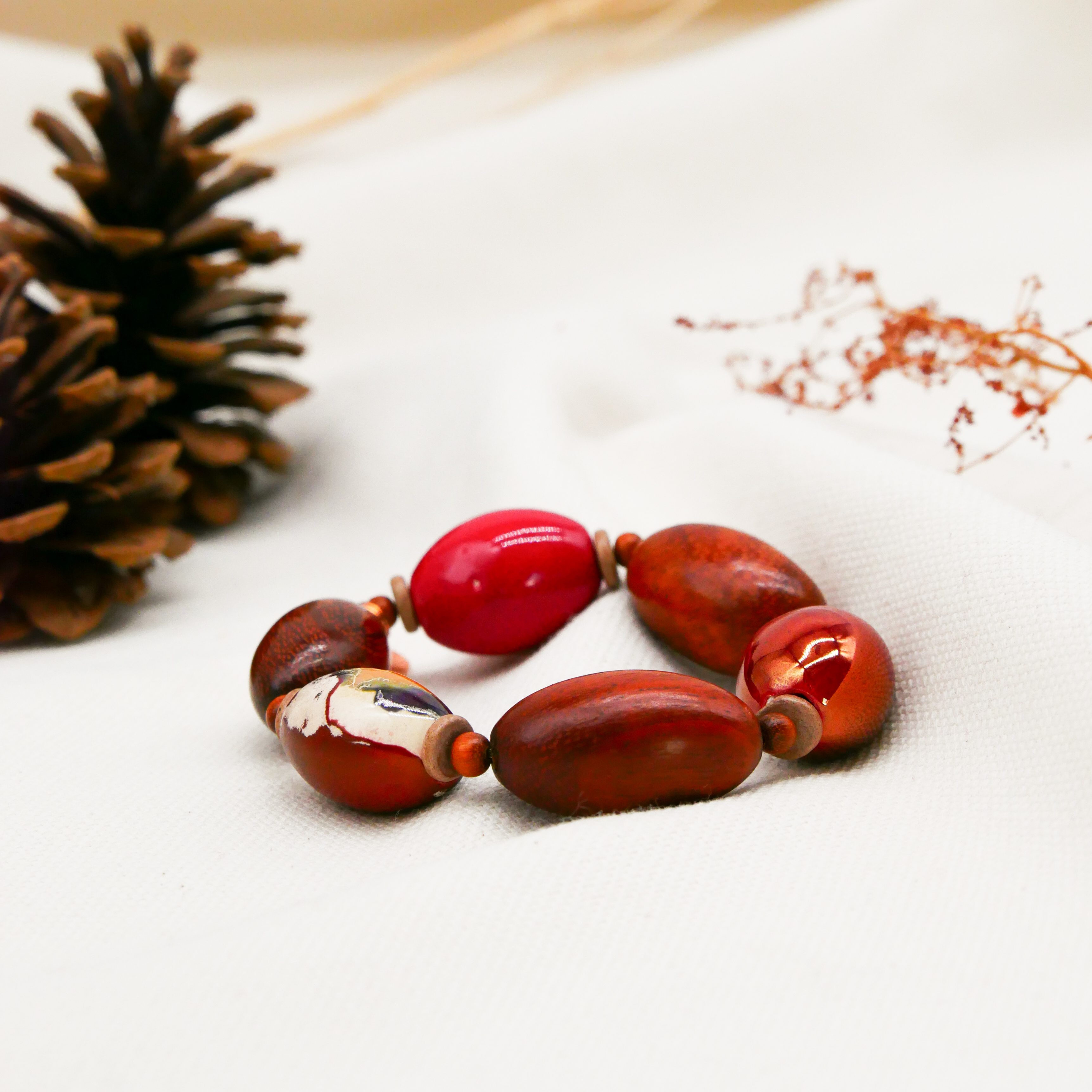 "Woodland" Armband auf Gummi "Olive", Bayong Holzoliven und Keramikoliven, rote Töne "Woodland" Armband auf Gummi "Olive", Bayong Holzoliven und Keramikoliven, rote Töne