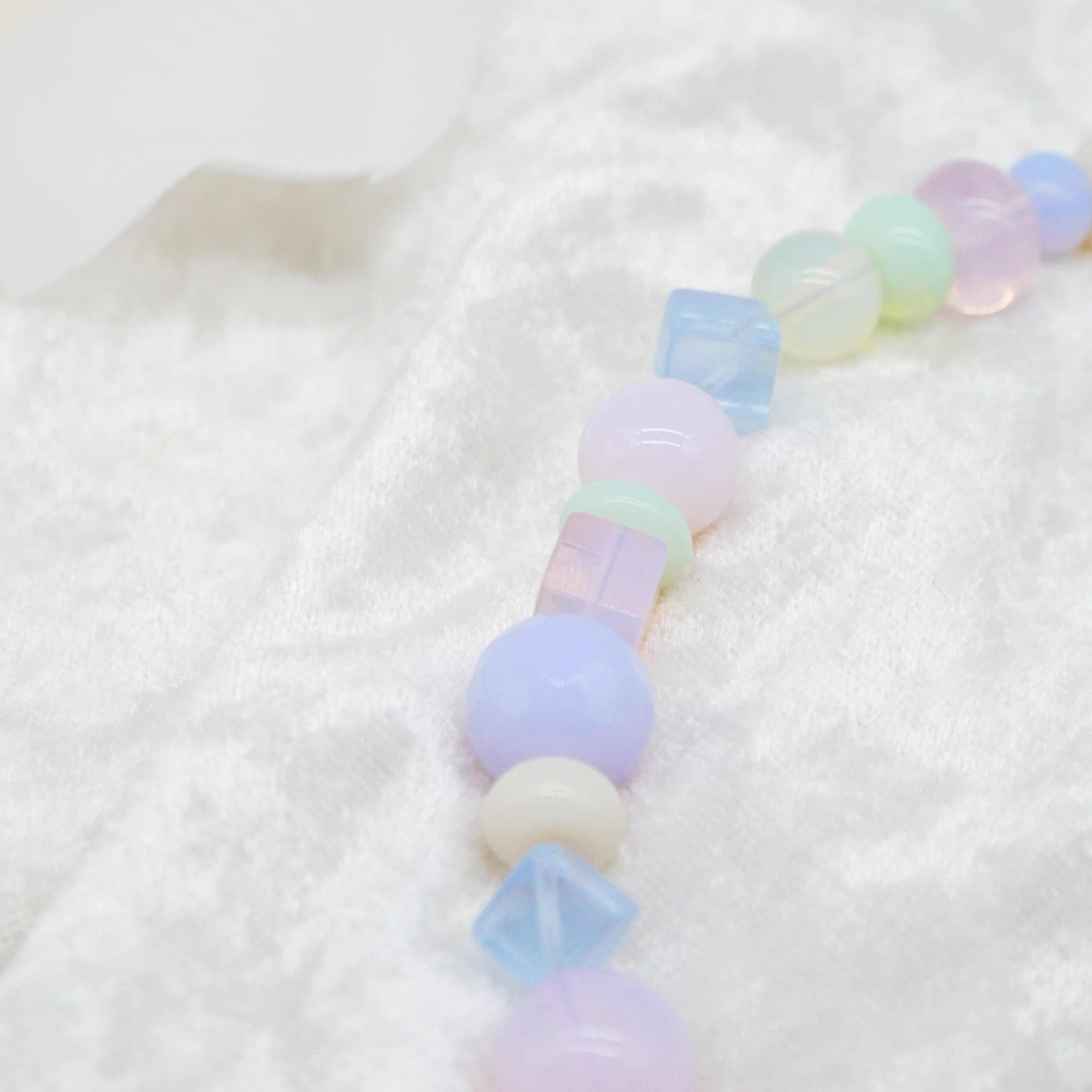 "Summer Feeling",  Kette aus verschiedenen Formen, Glas- und Resin Perlen, opal-pas