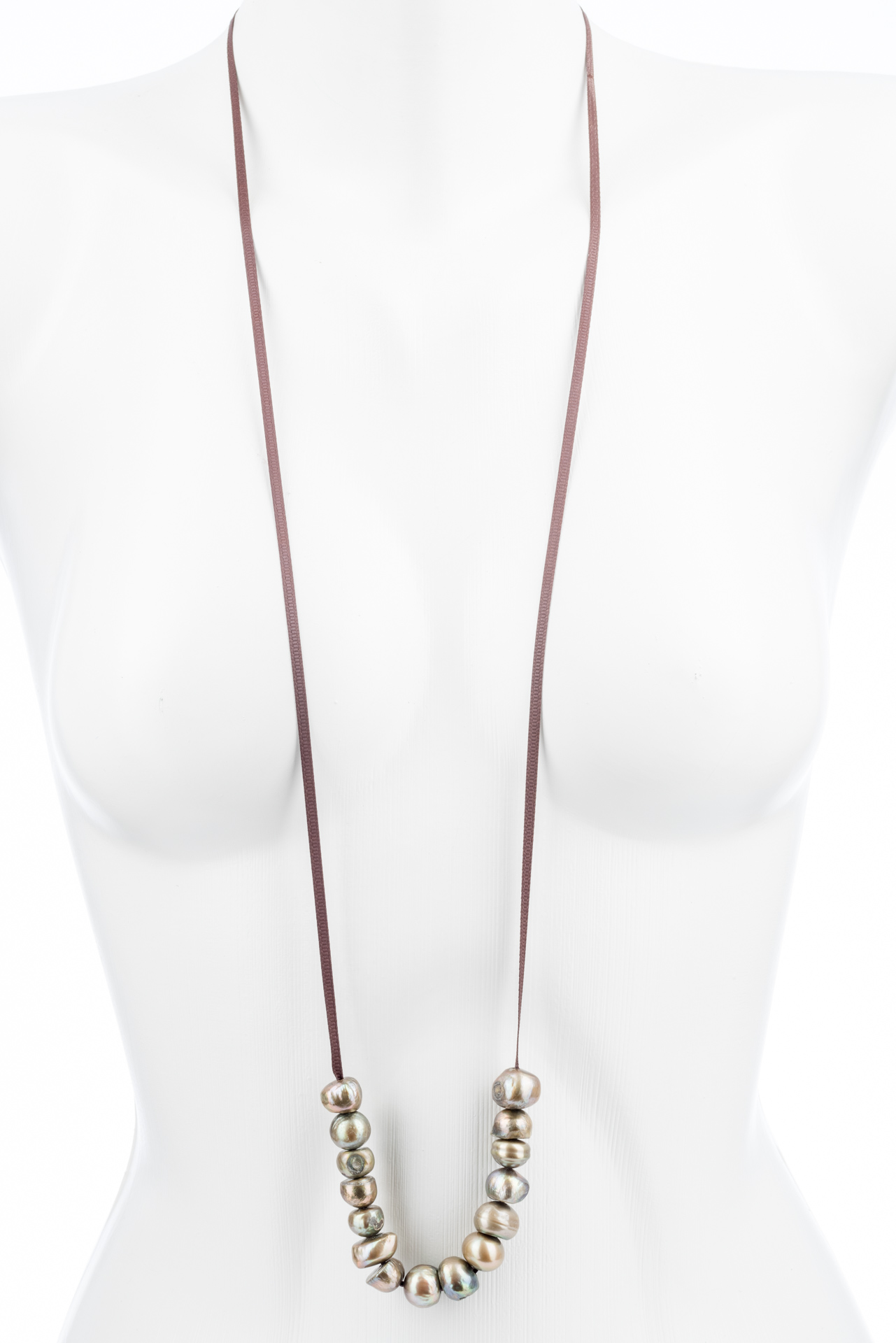"Freshwater Pearls" lange Kette mit Süßwasserperlen auf Satinband braun