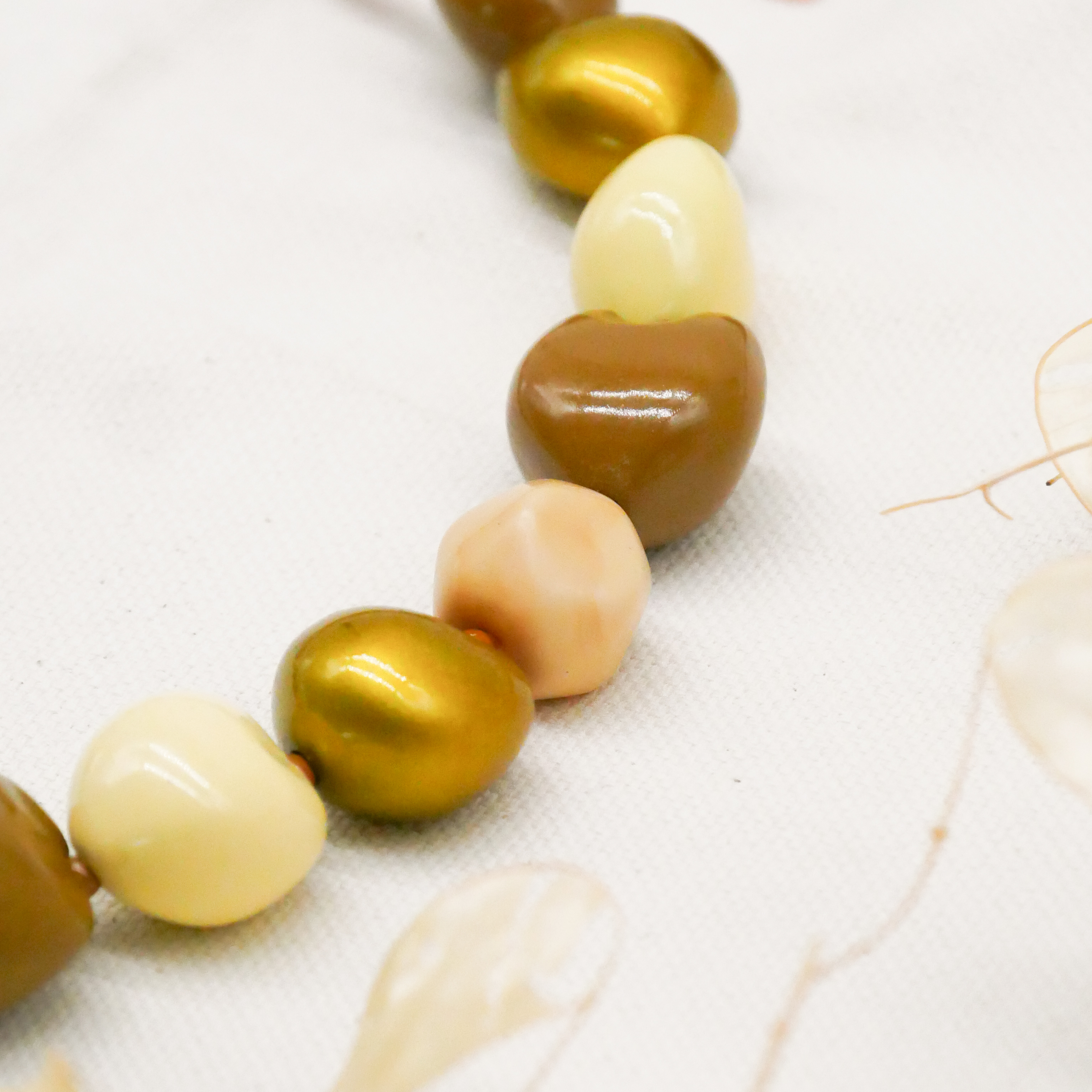  "Summer Feeling" Kette ca. 60 cm, Lumba Samen, Glasperlen, Resin Perle, braun-gold 