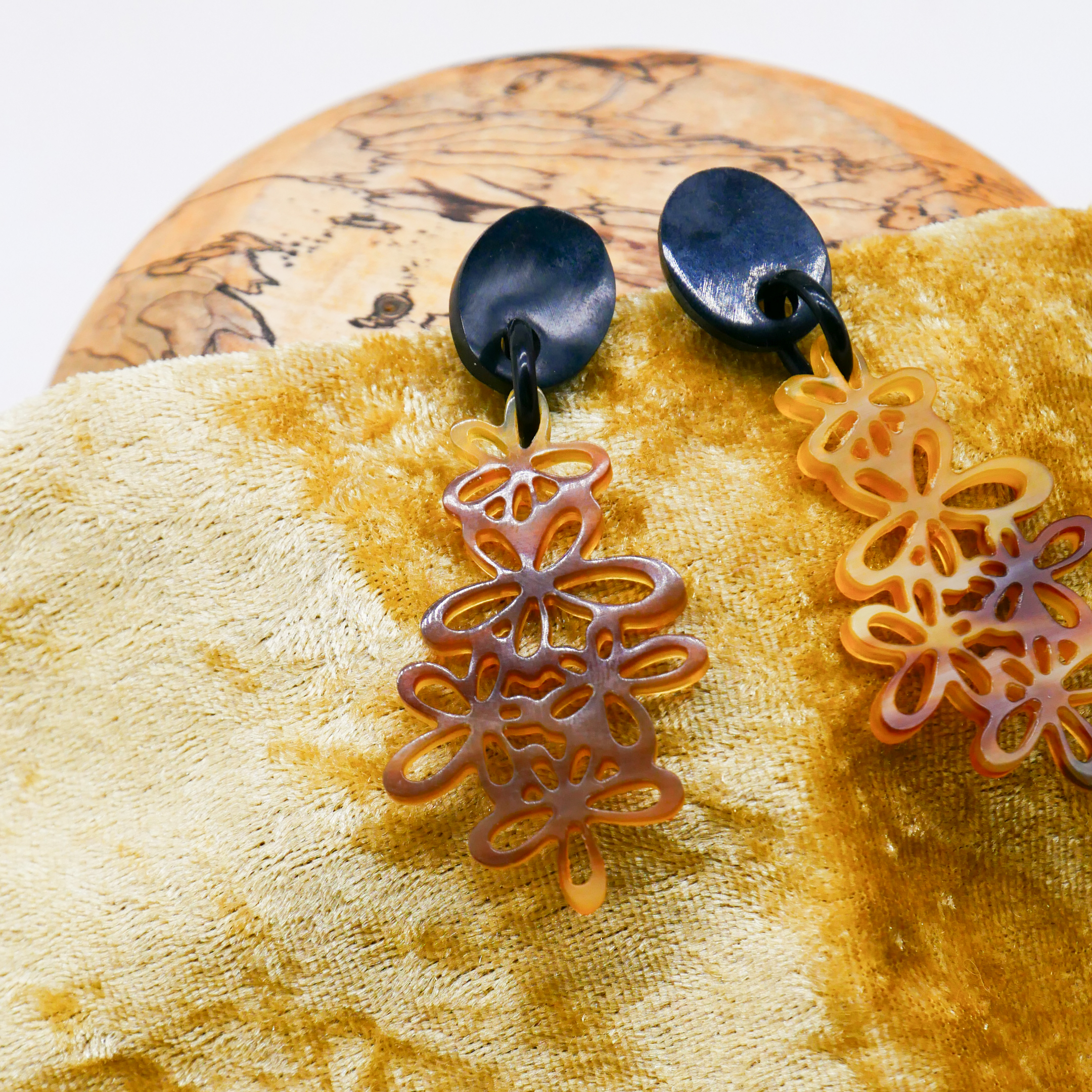 "Craft Art" Ohrring "Blütenzauber" schwarzes und braunes Horn