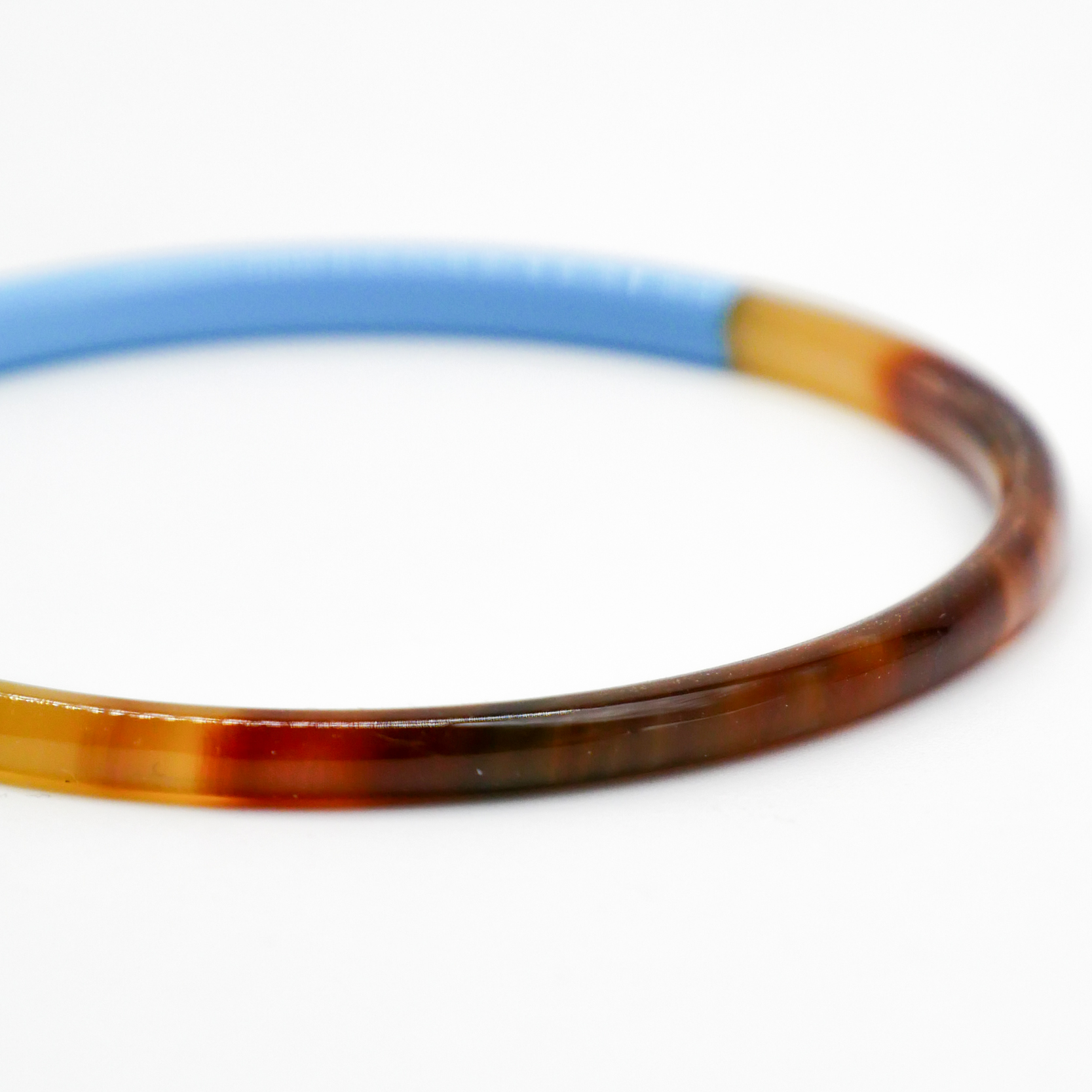  "Craft Art" zarter Armreif, braunes Horn, Lack hellblau