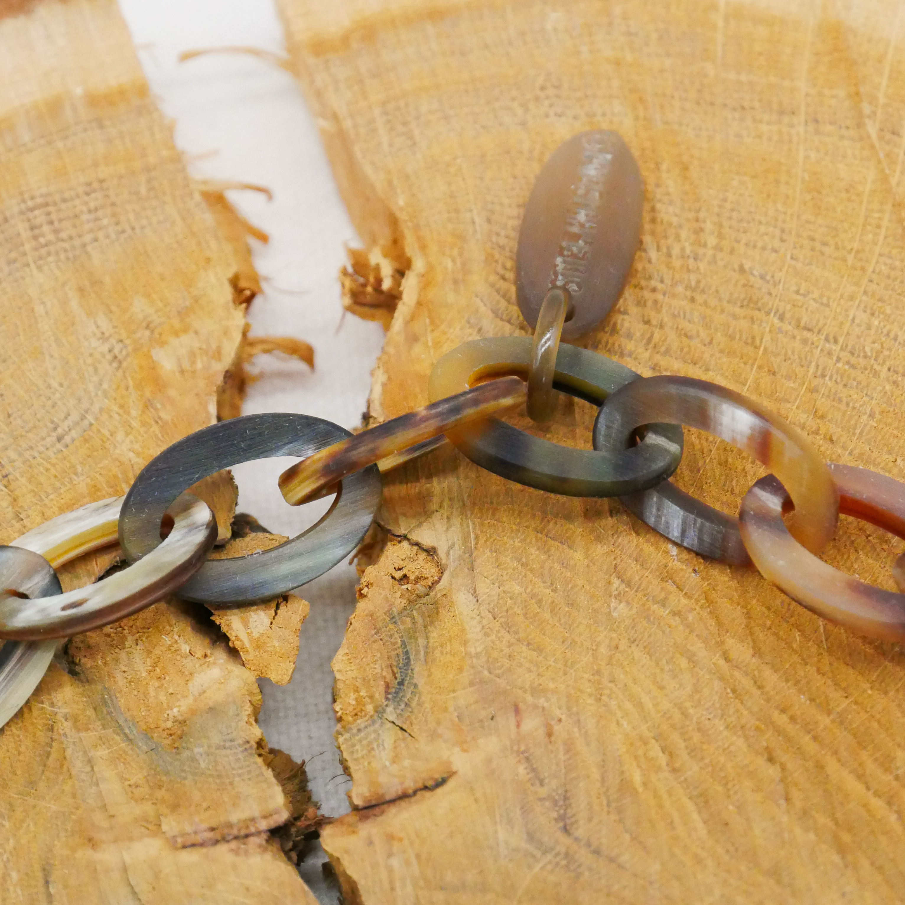  "Craft-Art", kurze Kette ca. 75 cm Ovale mit Verlauf, braunes Horn matt 