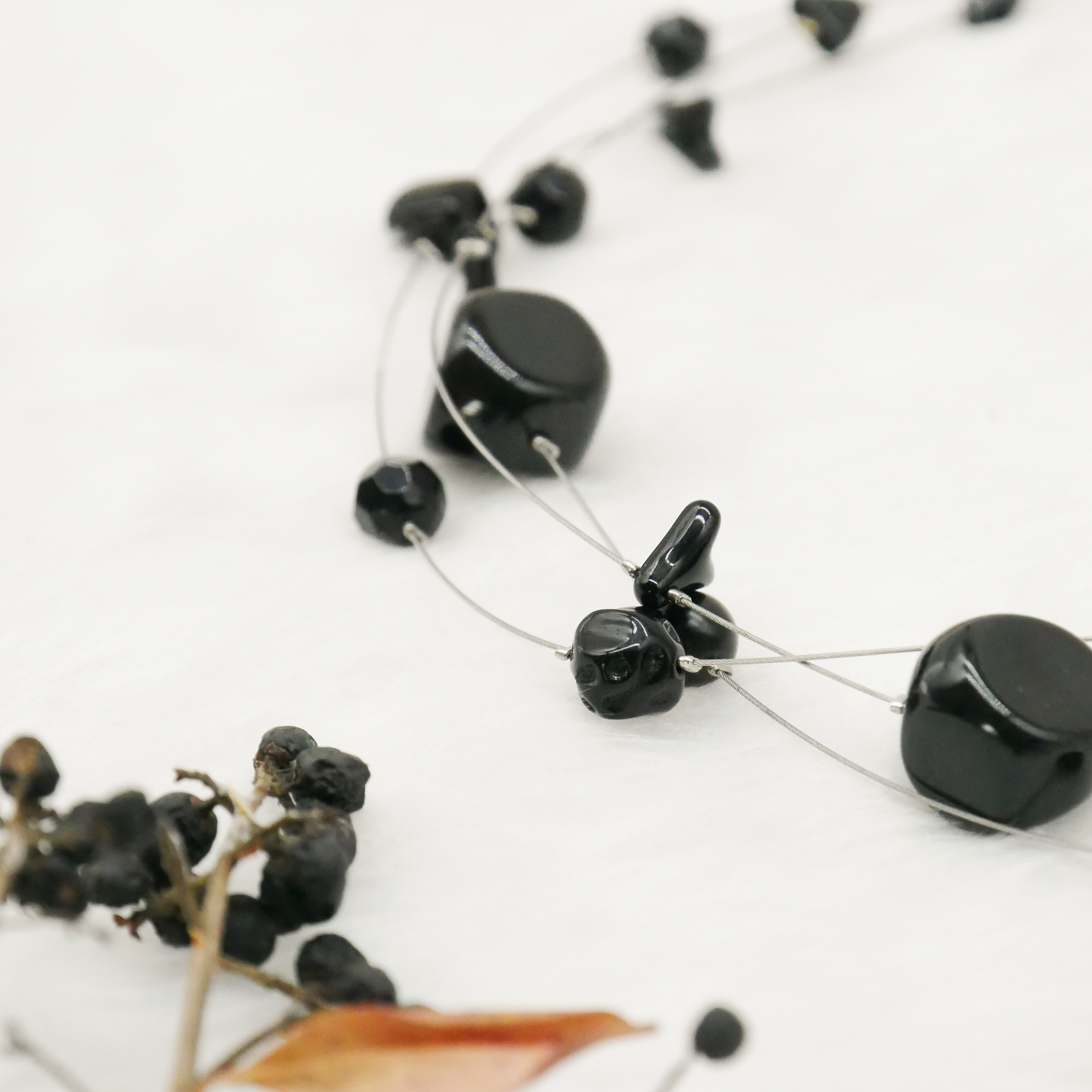  "Jet Schmuck" 3-Strang Kette, schwarze Glasperlen, verschiedene Formen 