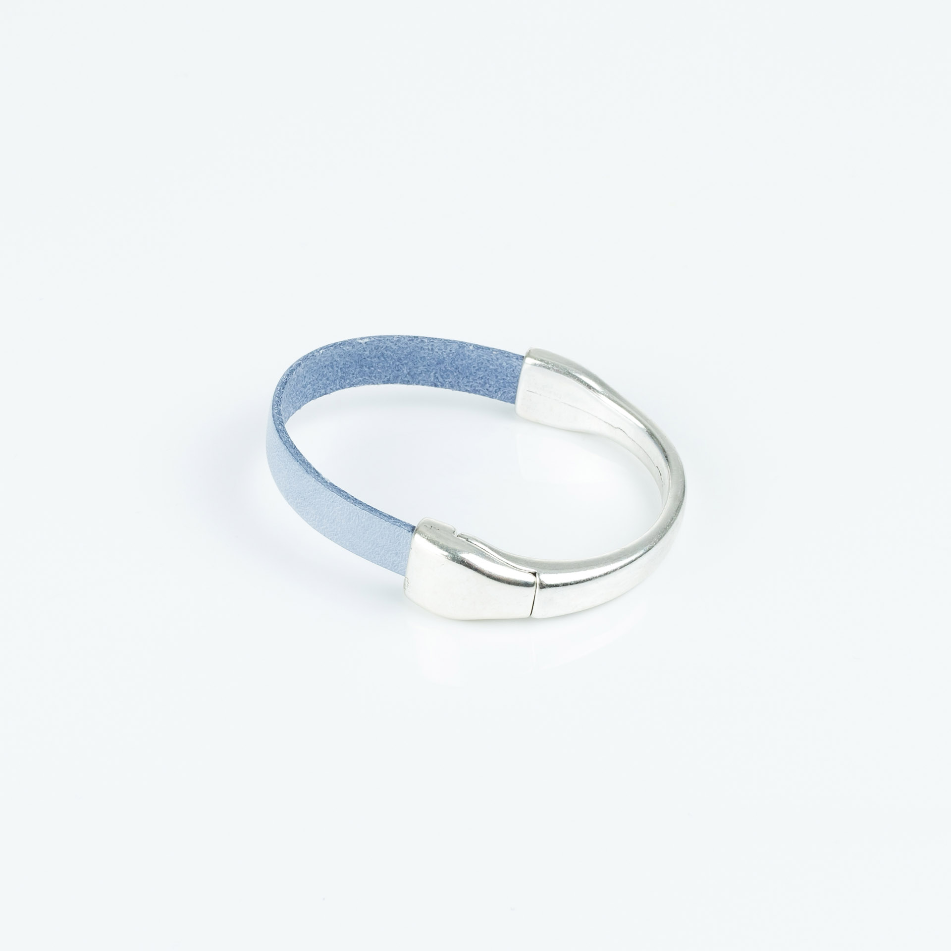 Armband aus Leder,  rauchpastell-blau, 10x2 mm, Magnetaramspange