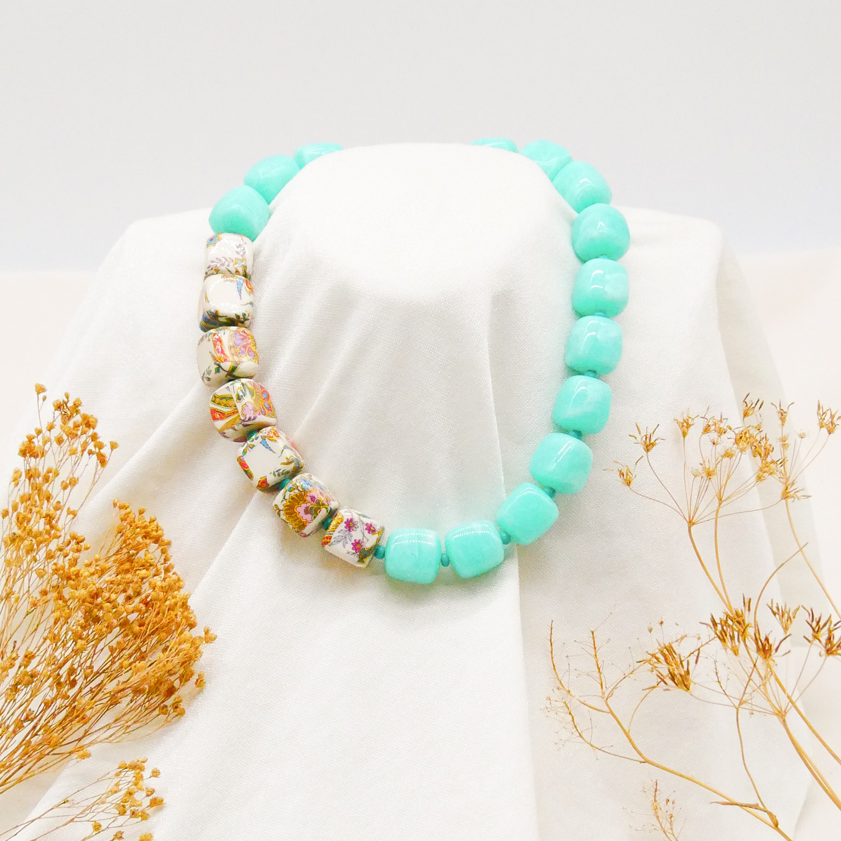 "Summer Feeling", kurze Kette "Cube" Resin- und Papercoated Perlen ca. 16 x 16 mm türkis