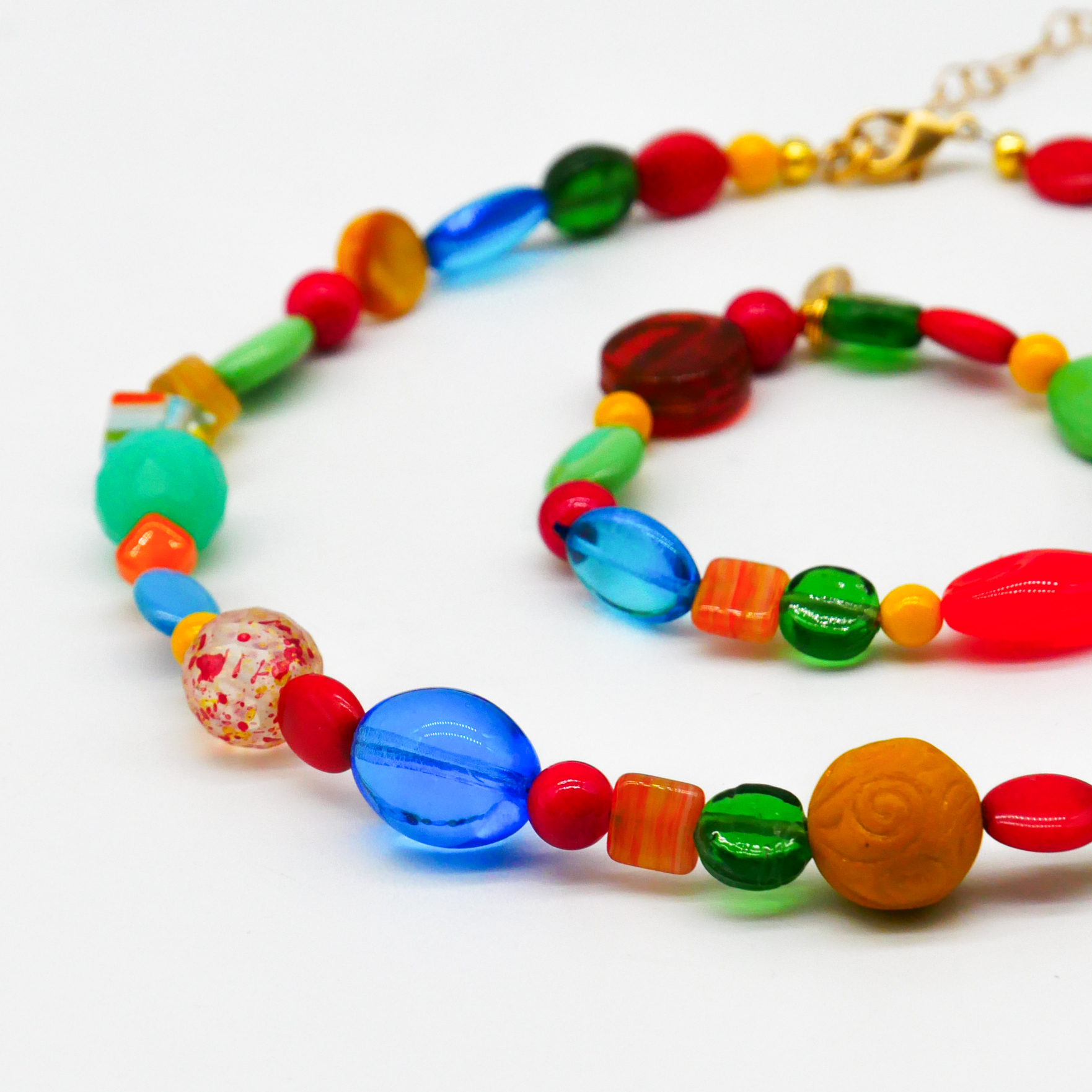 "Summer Feeling",  Kette aus verschiedenen Formen, Glas- und Resin Perlen, multicolor 