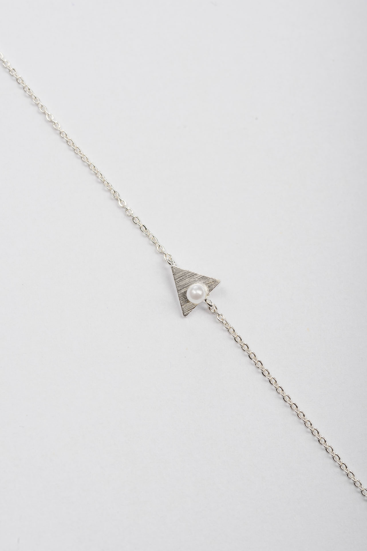 "Fine Filigré" feines Armband, kleines Dreieck mit weißer Perle, versilbert