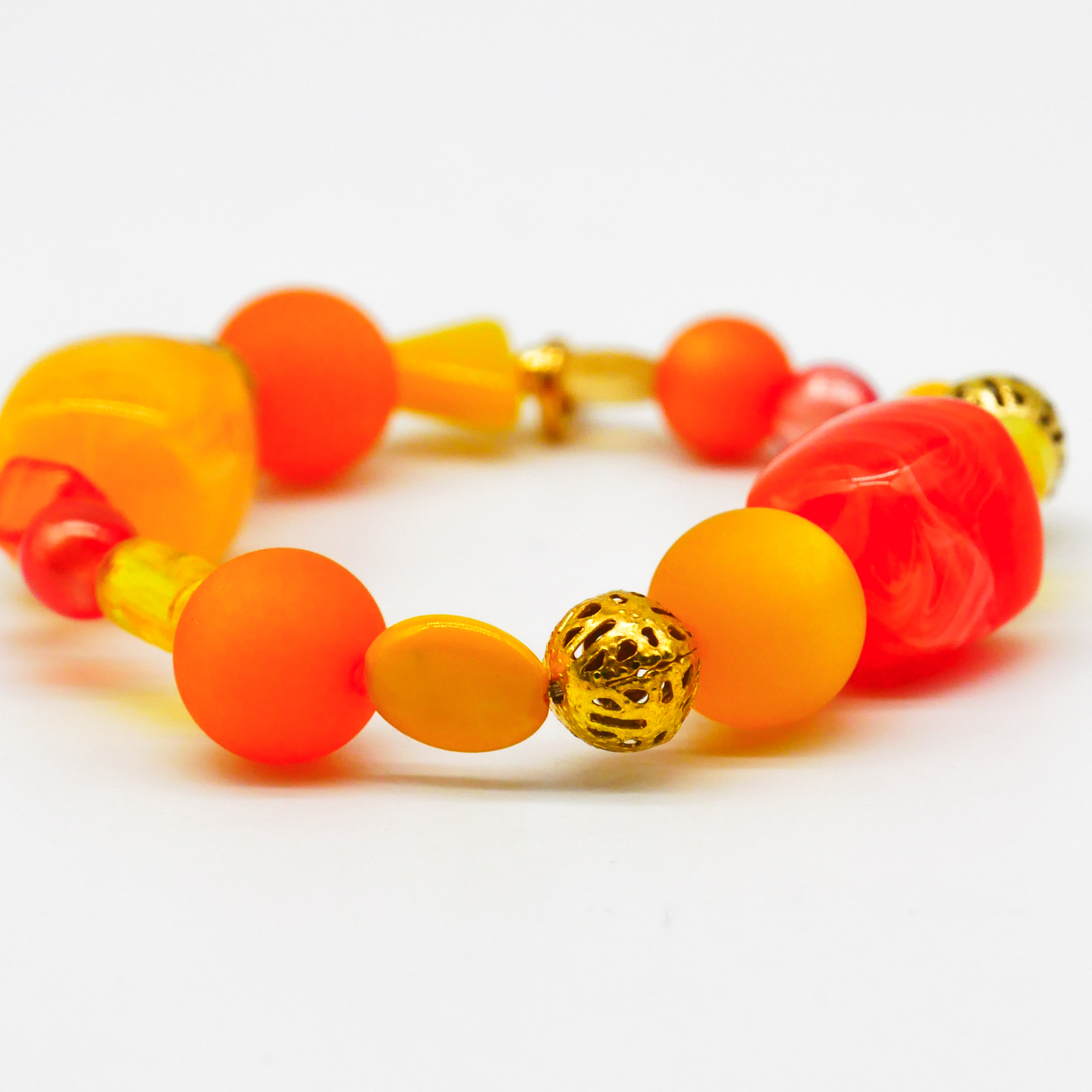 "Summer Feeling", Armband aus verschiedenen Formen, Glas- und Resin Perlen, gelb-orange