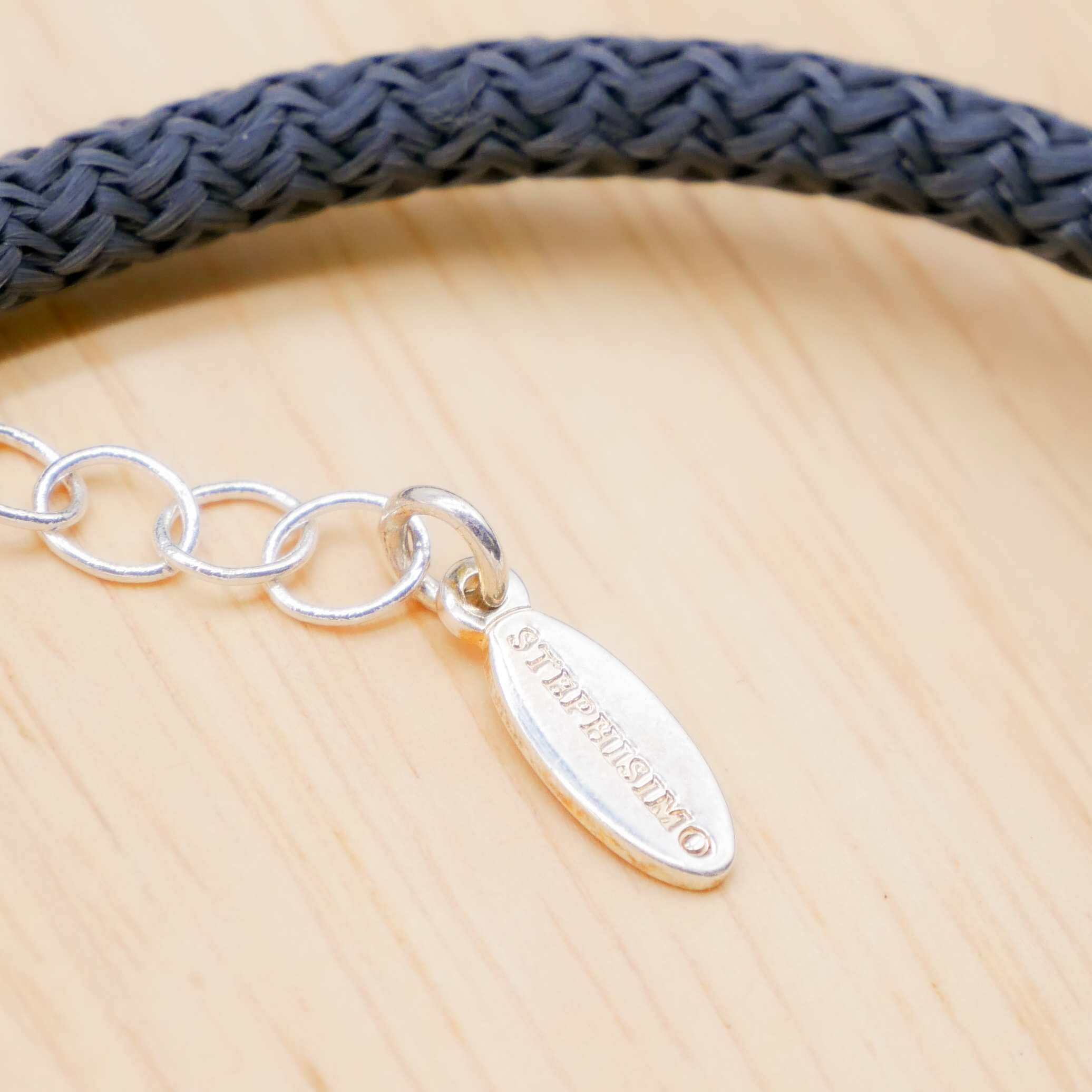 "Nomadic" Kette graues Cordband schwarzer ovaler Hornanhänger mattiert, 35 x 50 mm, silberfarben 