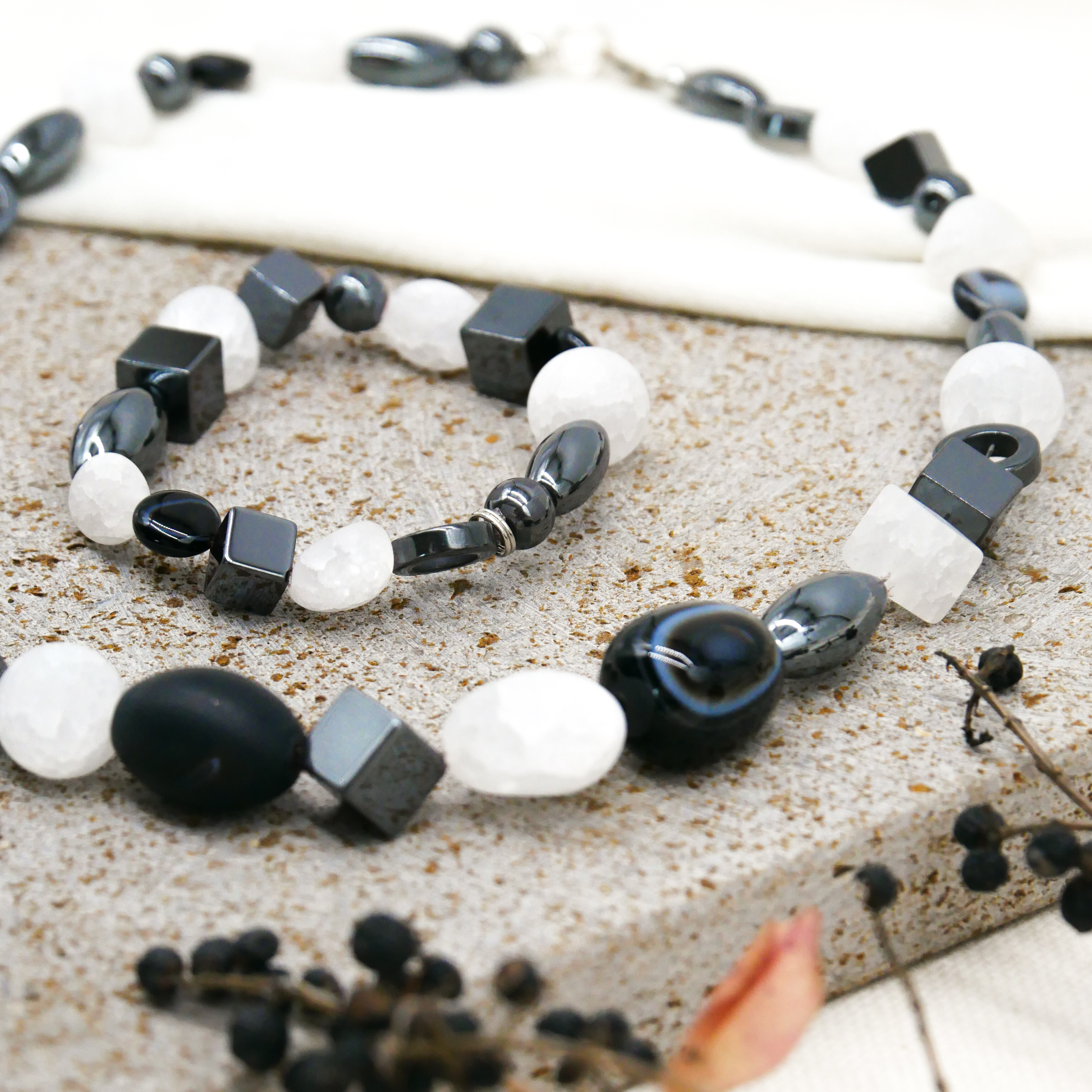 "Crystal Mountain", Armband auf Gummi, Hämatit und Bergkristall, verschiedene Formen