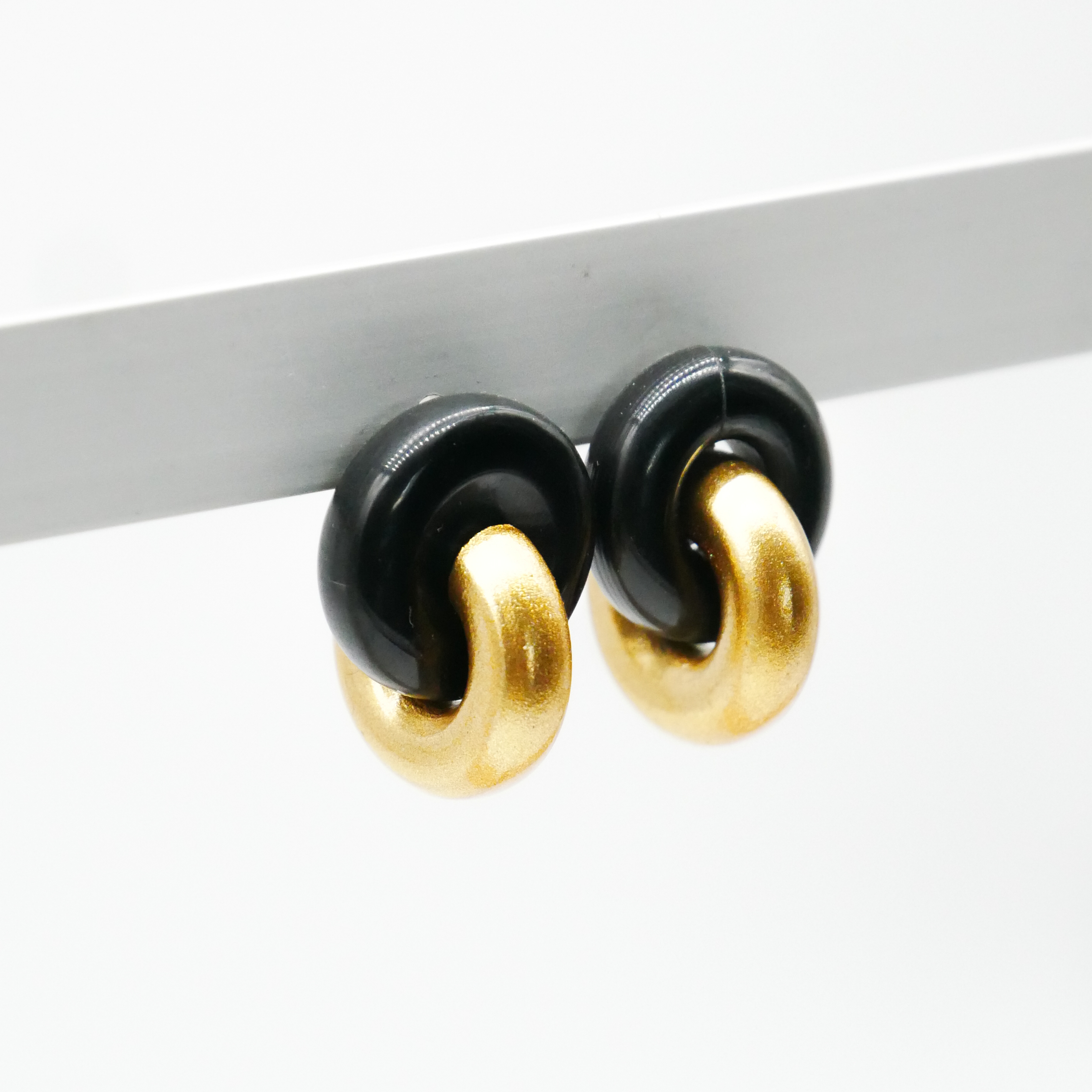  "Craft-Art", Ohrstecker zwei dicke Reife 90 Grad versetzt schwarzes Horn, Lack gold 