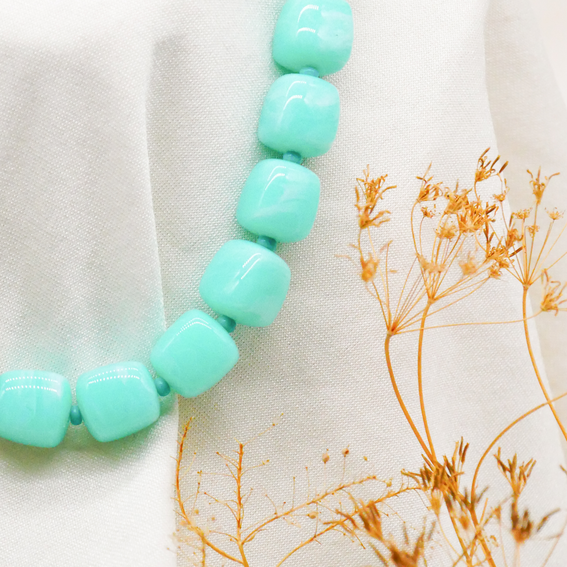 "Summer Feeling", kurze Kette "Cube" Resin- und Papercoated Perlen ca. 16 x 16 mm türkis