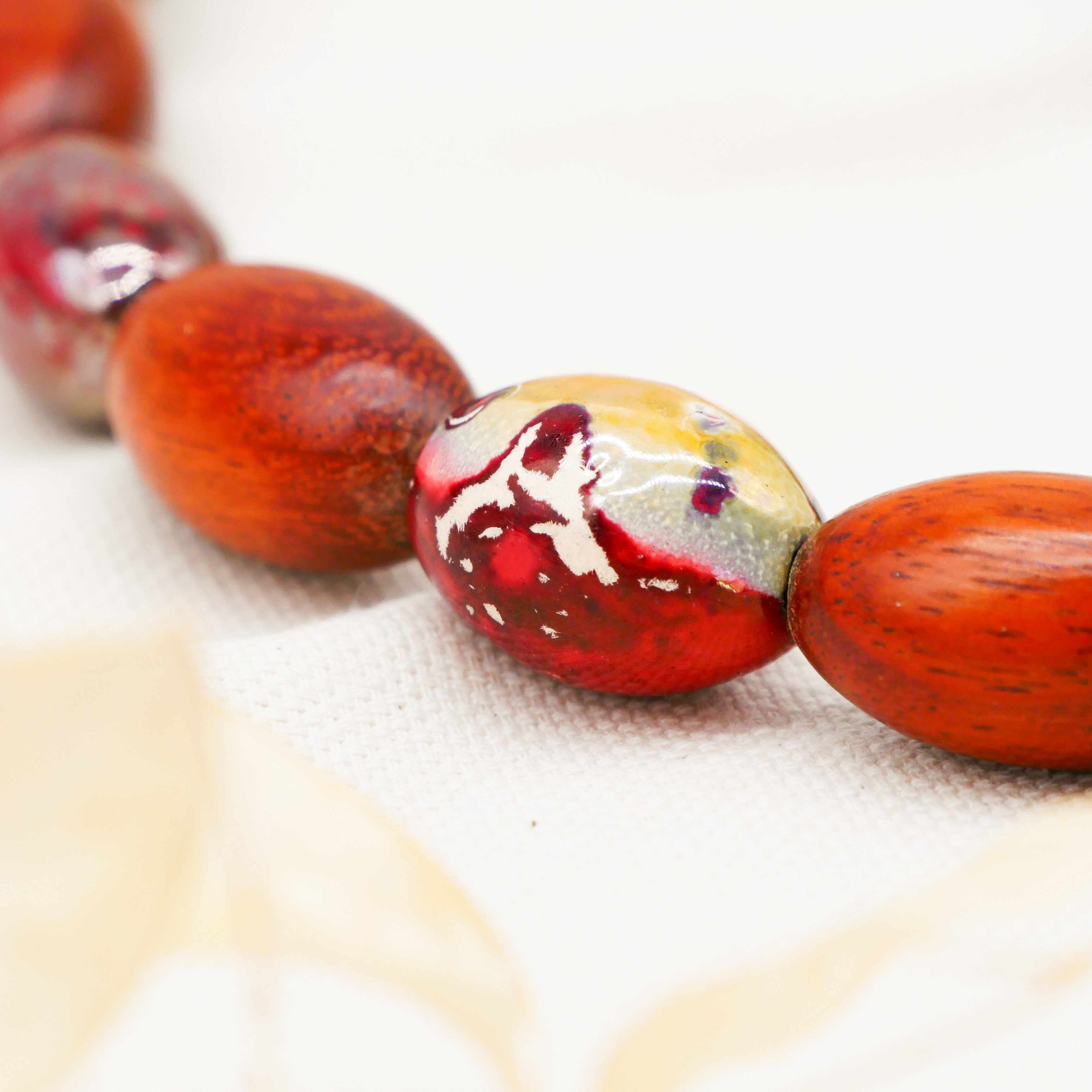 "Woodland", Kette "Olive", Bayong Holzolive und Keramik Oliven, rote Töne "Woodland", Kette "Olive", Bayong Holzolive und Keramik Oliven, rote Töne