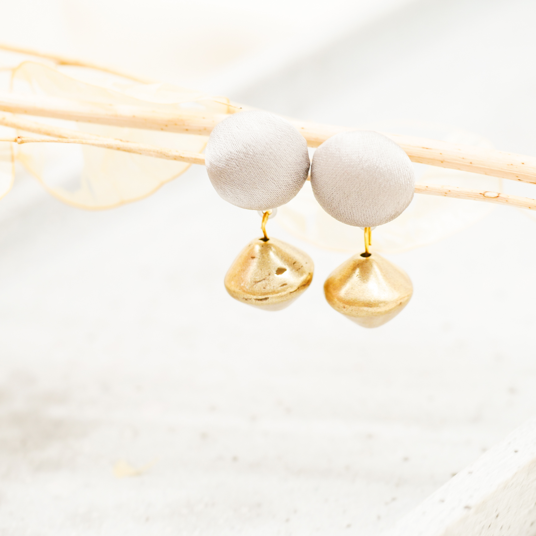 "Fine Bead Art", Ohrring Stecker, Oberteil mit Stoff bezogen, hellgrau, Kunststoffperle goldfarben