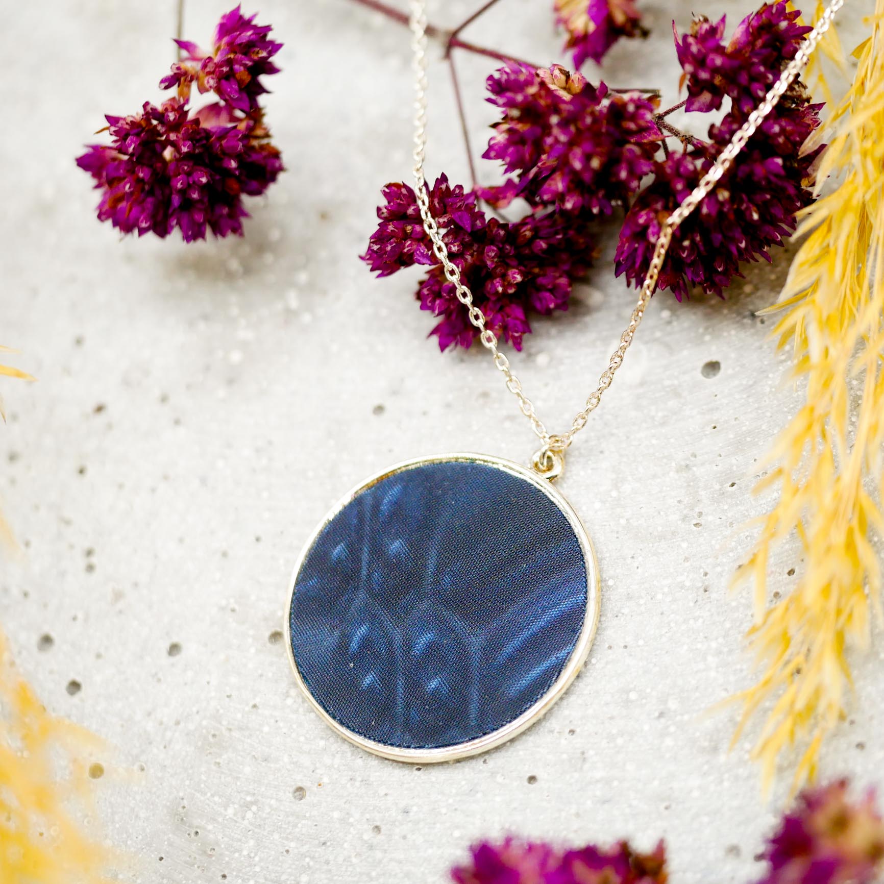 "Circle" kurze Kette, versilberter Anhänger, ozeanblau schimmer