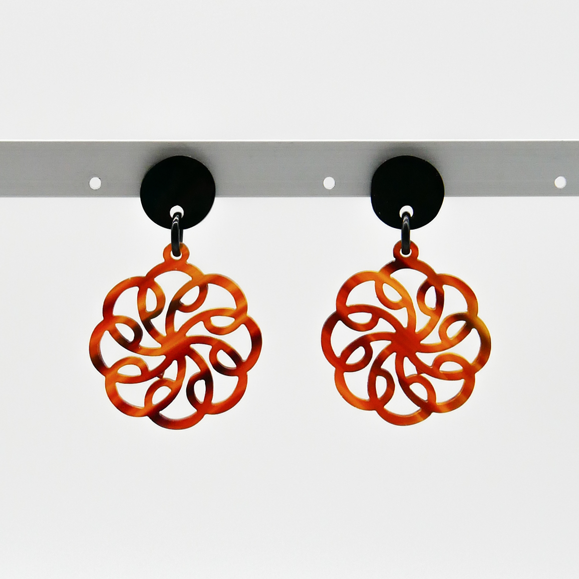  "Craft Art" Ohrring "Mandala" Ø ca. 45 mm, schwarzes und braunes Horn 