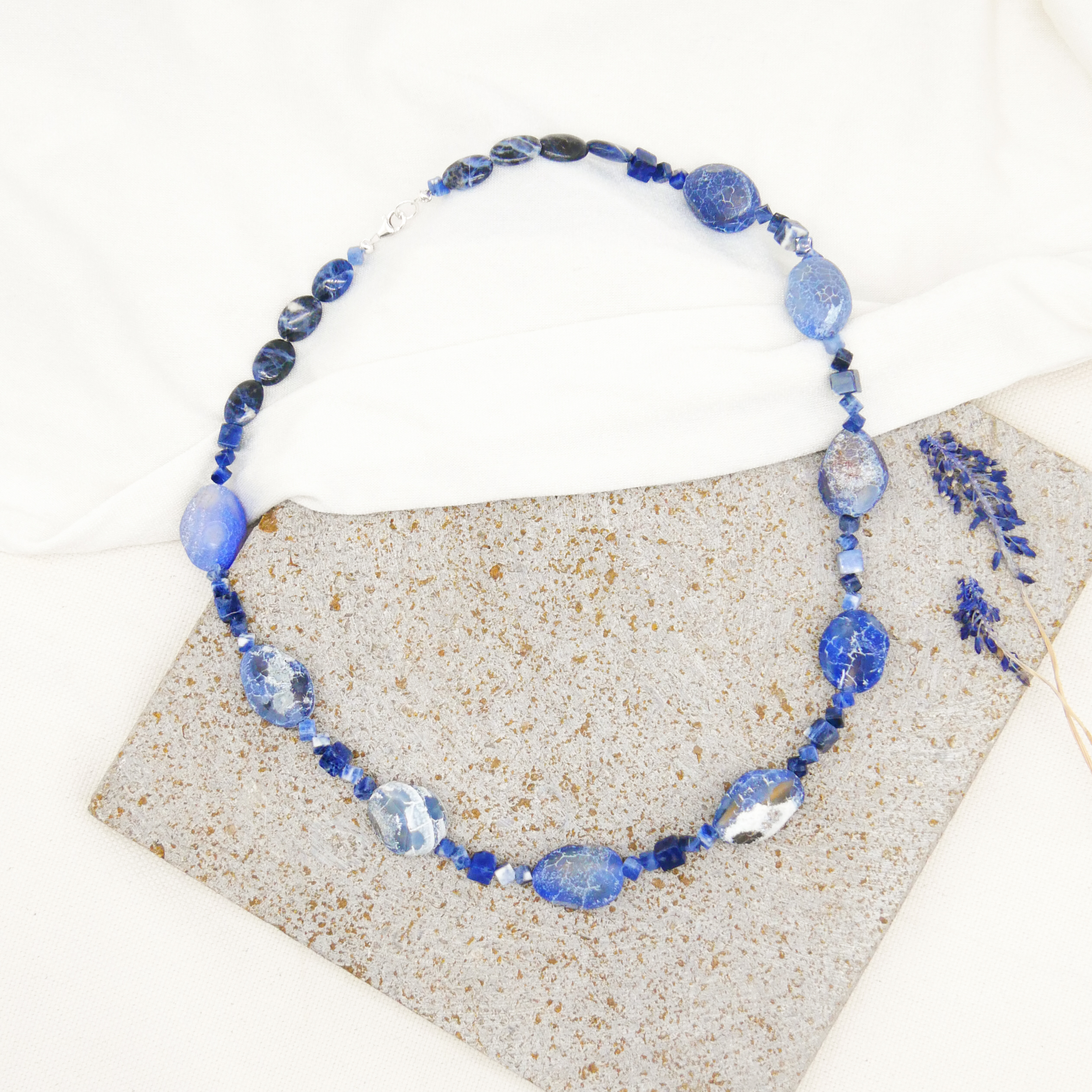  "Crystal Mountain", Kette ca. 59 cm, Sodalit und blau gefärbter Achat, Verschluss 925 Silber