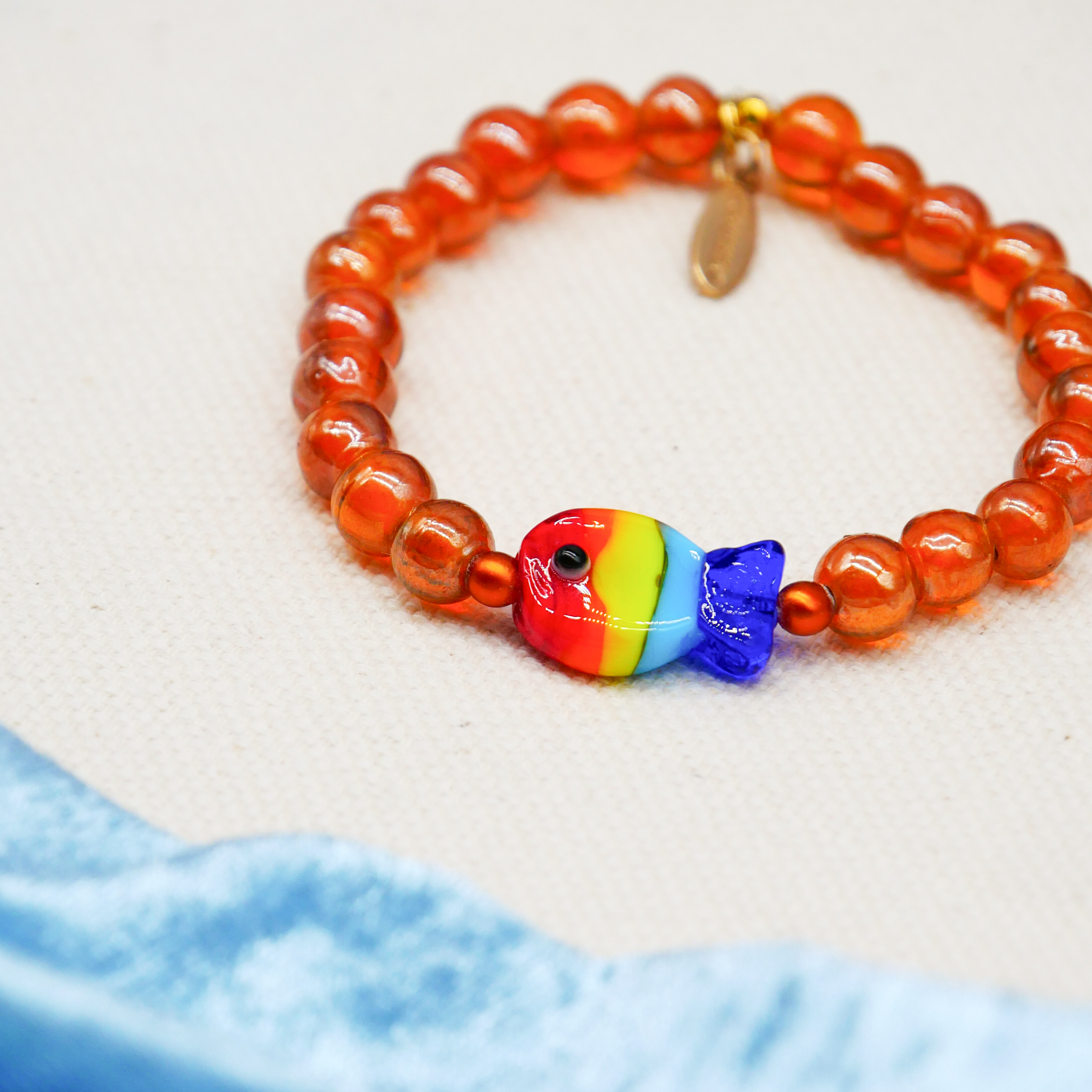 "Summer Feeling" Armband auf Gummi "Fisch" Glasperlen bernstein