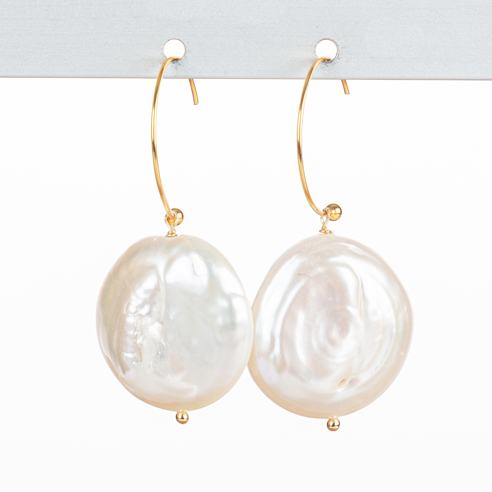 "Freshwater Pearls" Ohrring kleine Creole, scheibenförmige Süßwasserperle, vergoldet