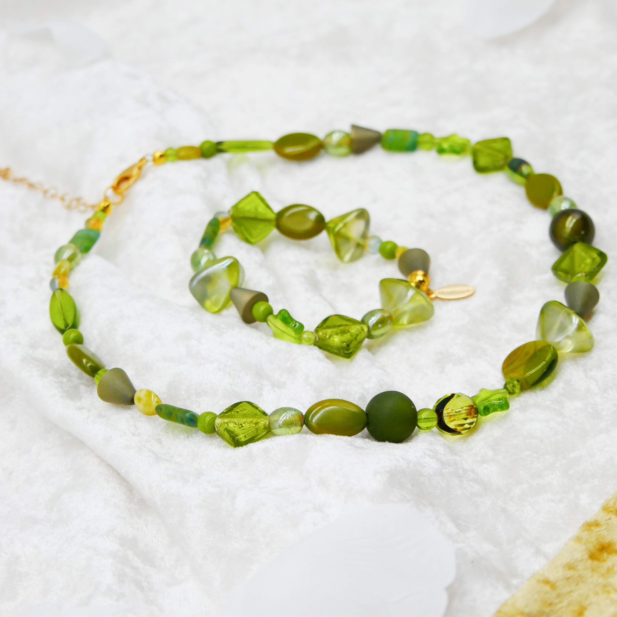 "Summer Feeling", Armband aus verschiedenen Formen, Glas- und Resin Perlen, grün