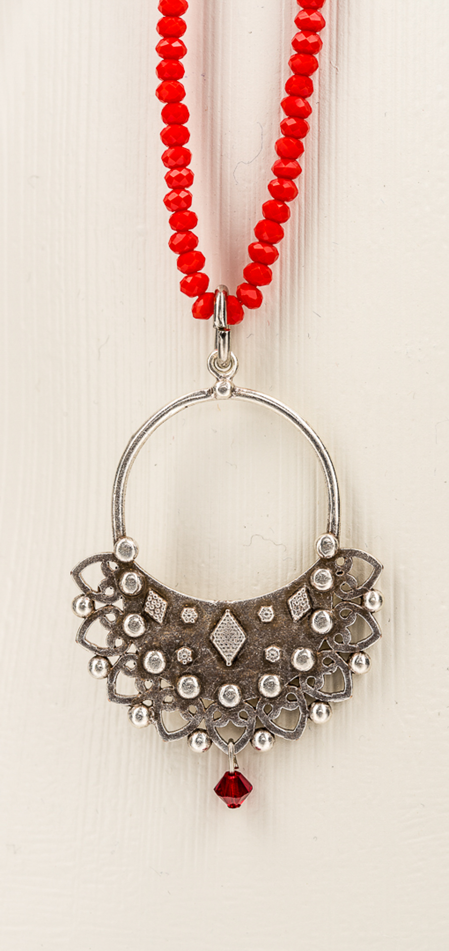 "Boho" lange Kristallglas Kette, verzierter Anhänger, rot