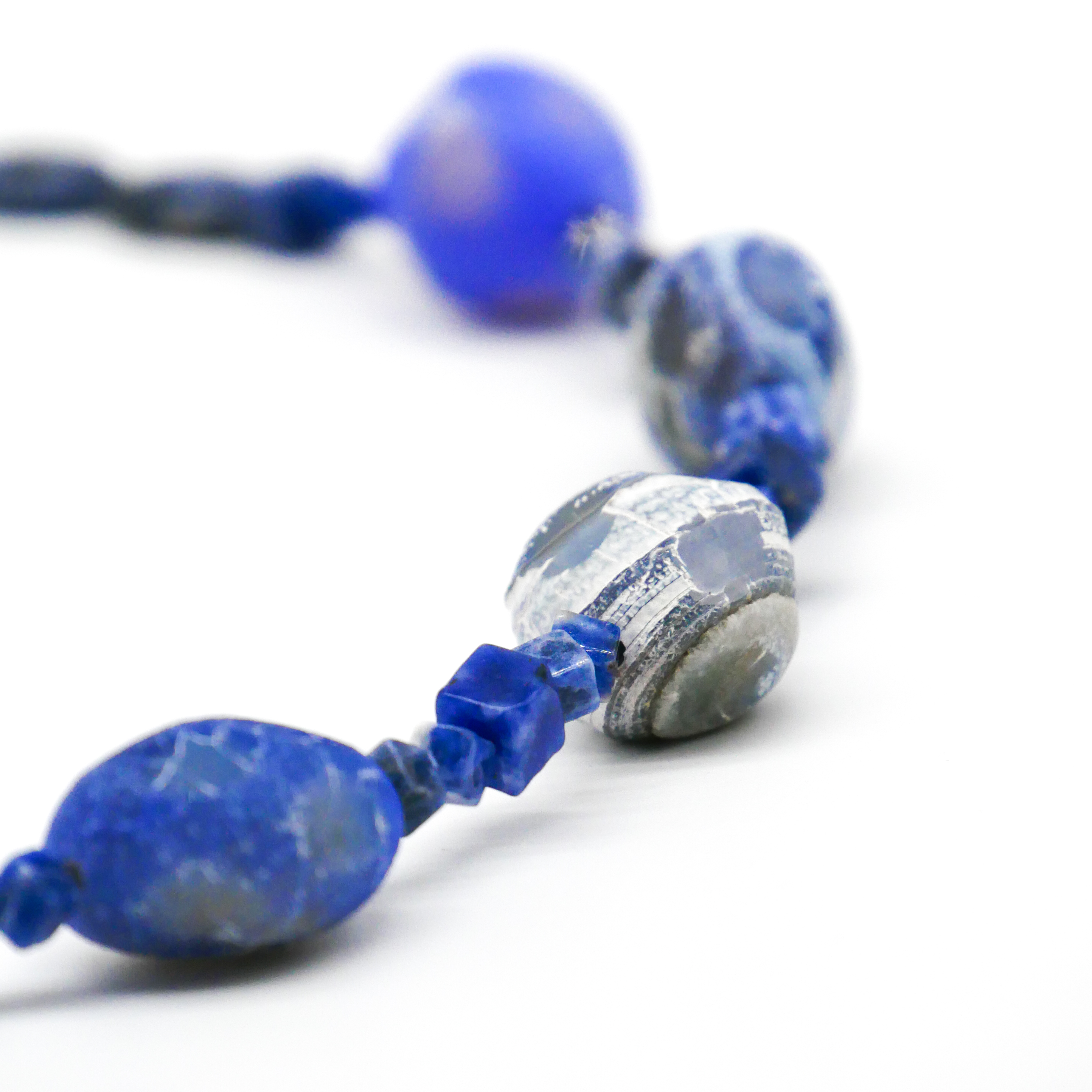  "Crystal Mountain", Kette ca. 59 cm, Sodalit und blau gefärbter Achat, Verschluss 925 Silber