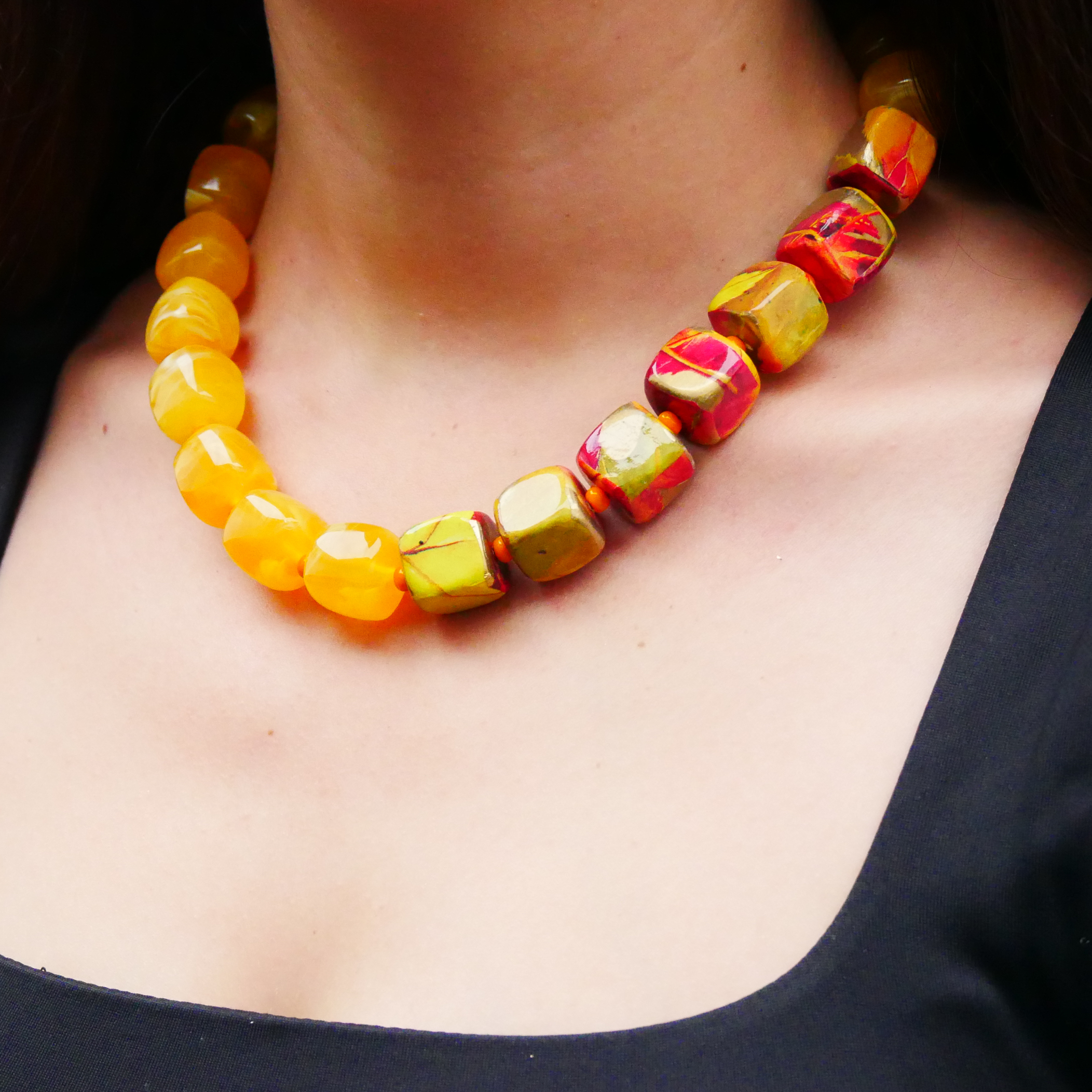 "Summer Feeling", kurze Kette "Cube" Resin- und Papercoated Perlen ca. 16 x 16 mm honig