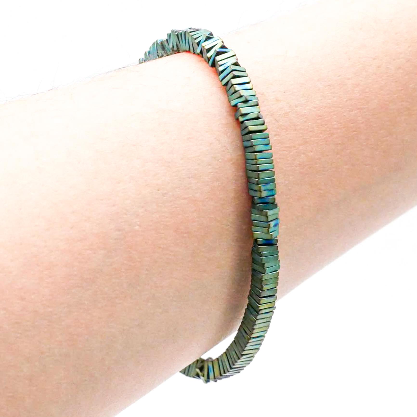Armband "Metallic" aus eckigen Scheiben, grün matt