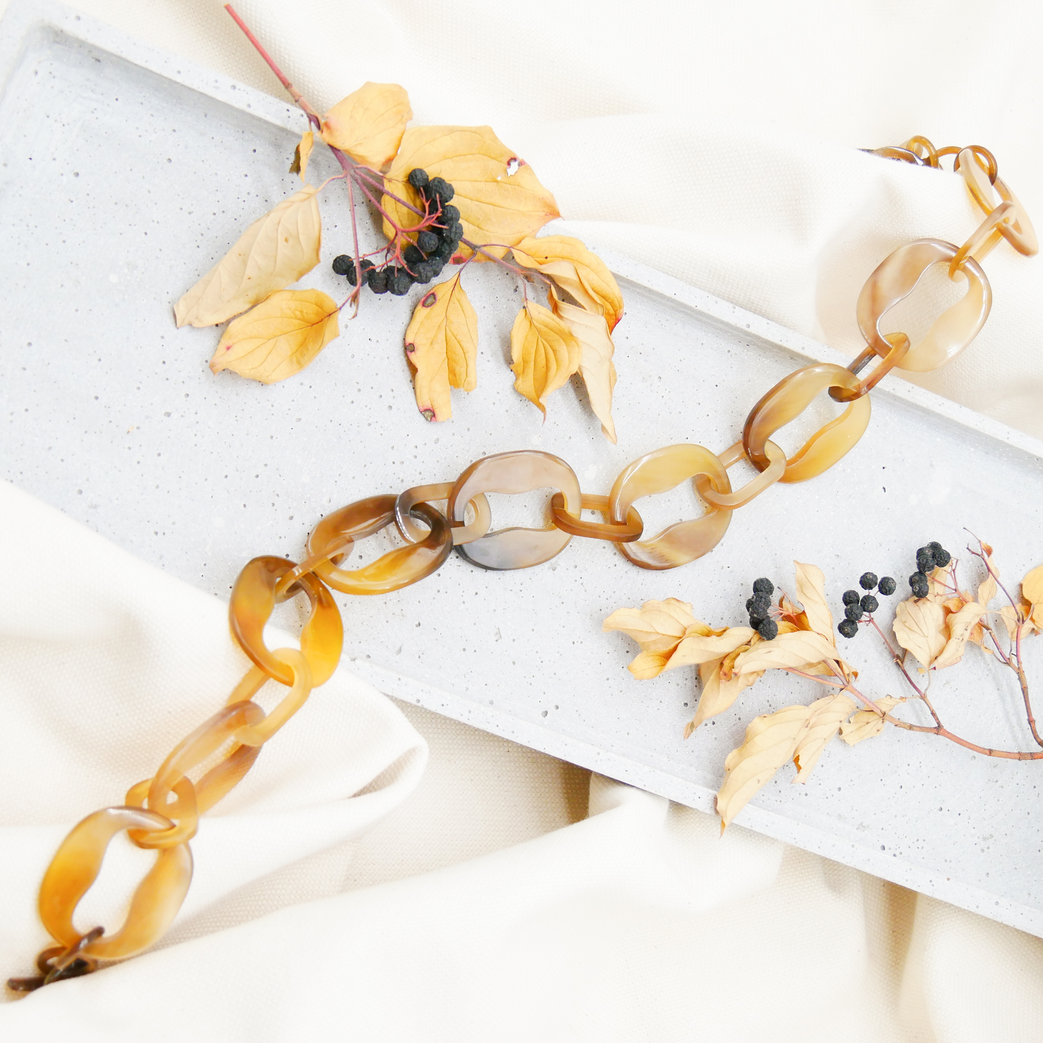 "Craft Art", kurze Kette Ovale mit Aussparung braun Horn "Craft Art", kurze Kette Ovale mit Aussparung braun Horn
