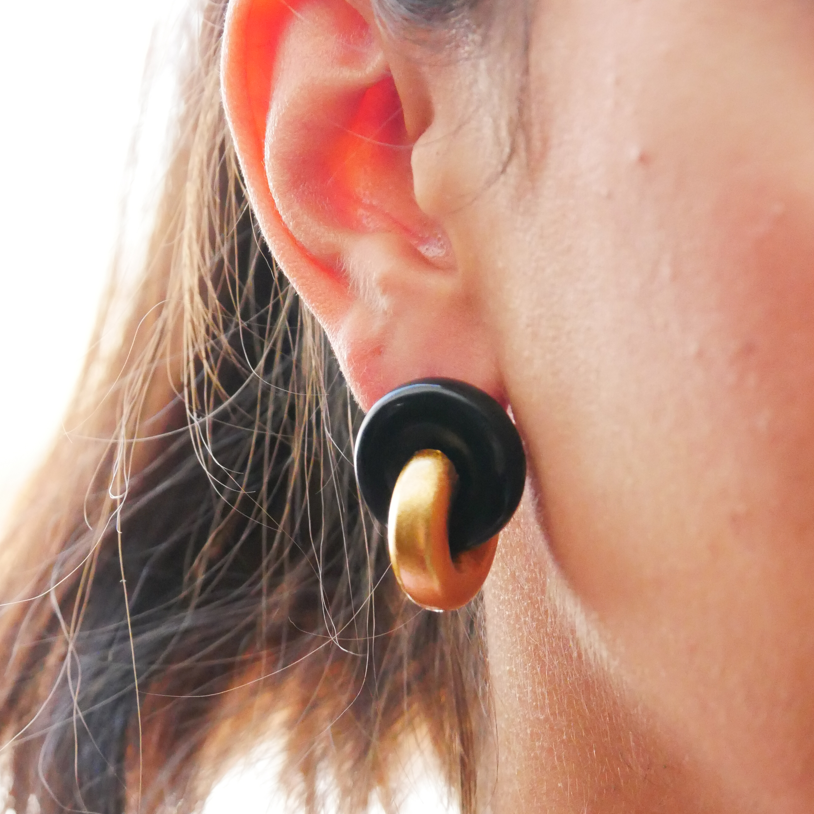  "Craft-Art", Ohrstecker zwei dicke Reife 90 Grad versetzt schwarzes Horn, Lack gold 