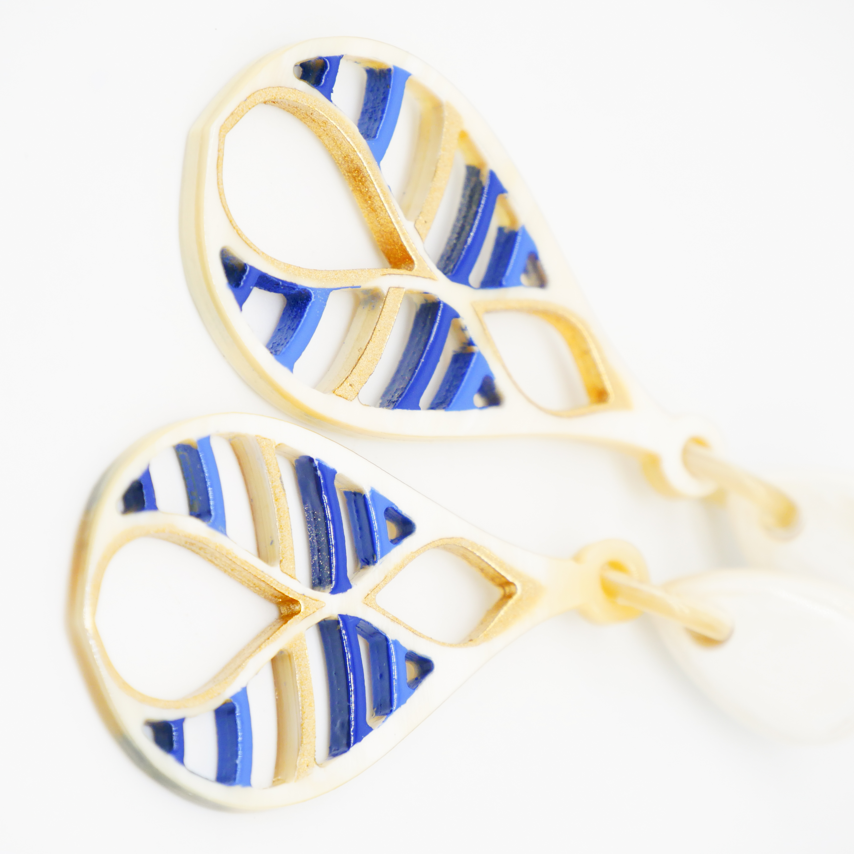 "Craft Art", Ohrring "Teardrop", weißes Horn, Lack blau-gold "Craft Art", Ohrring "Teardrop", weißes Horn, Lack blau-gold