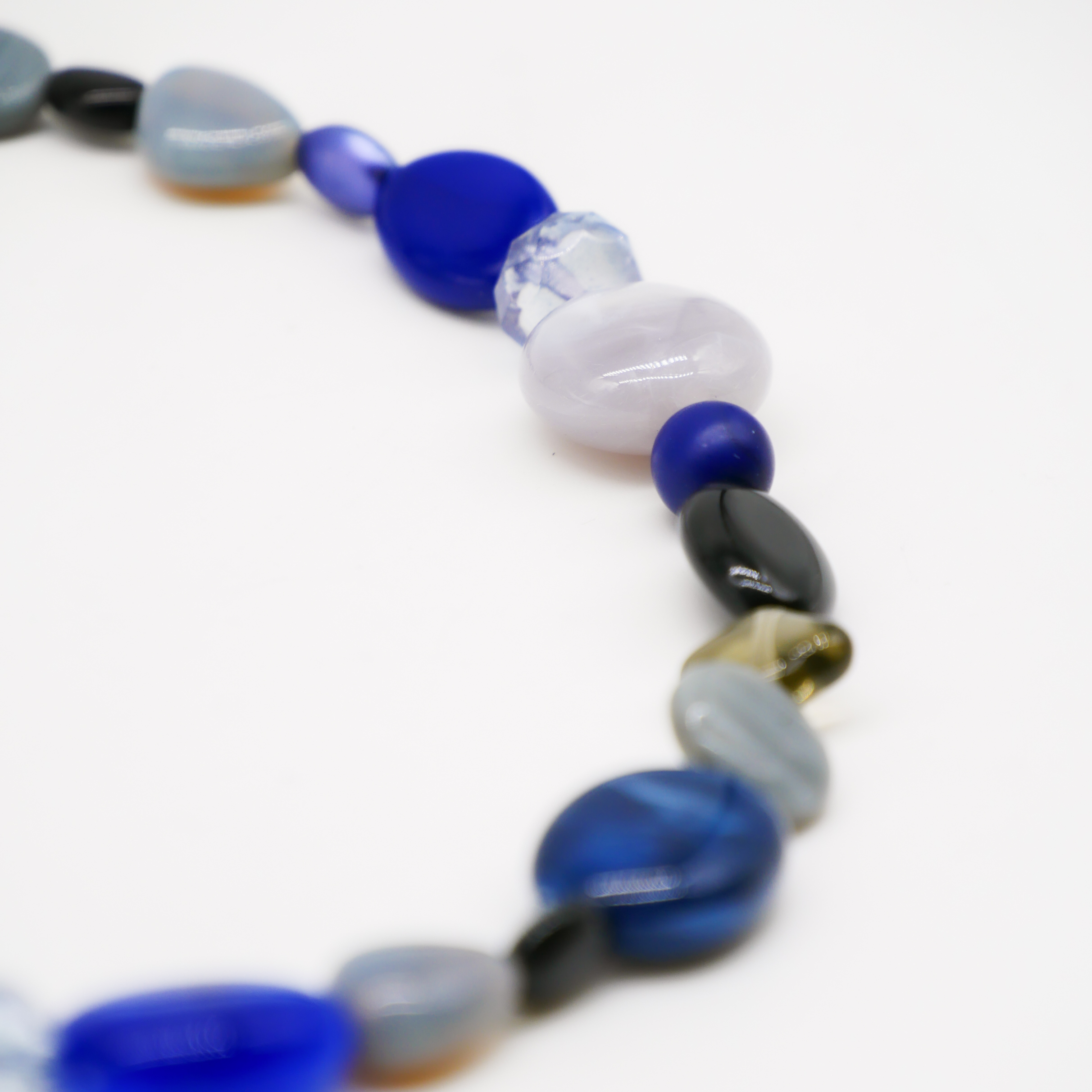 "Summer Feeling",  Kette aus verschiedenen Formen, Glas- und Resin Perlen, blau