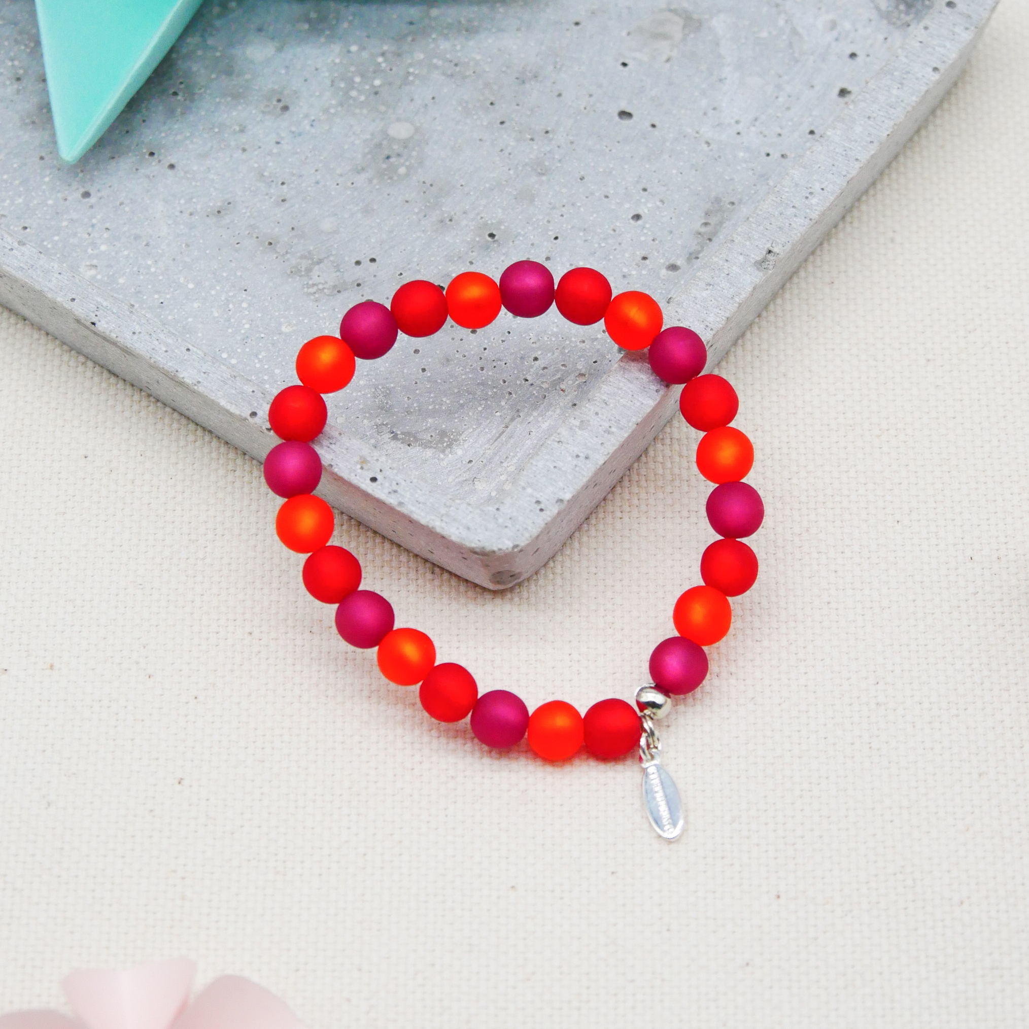  Color Explosion, Armband auf Gummi Ø 8 mm, Glas- und Polaris Perlen, Mars rot-pink