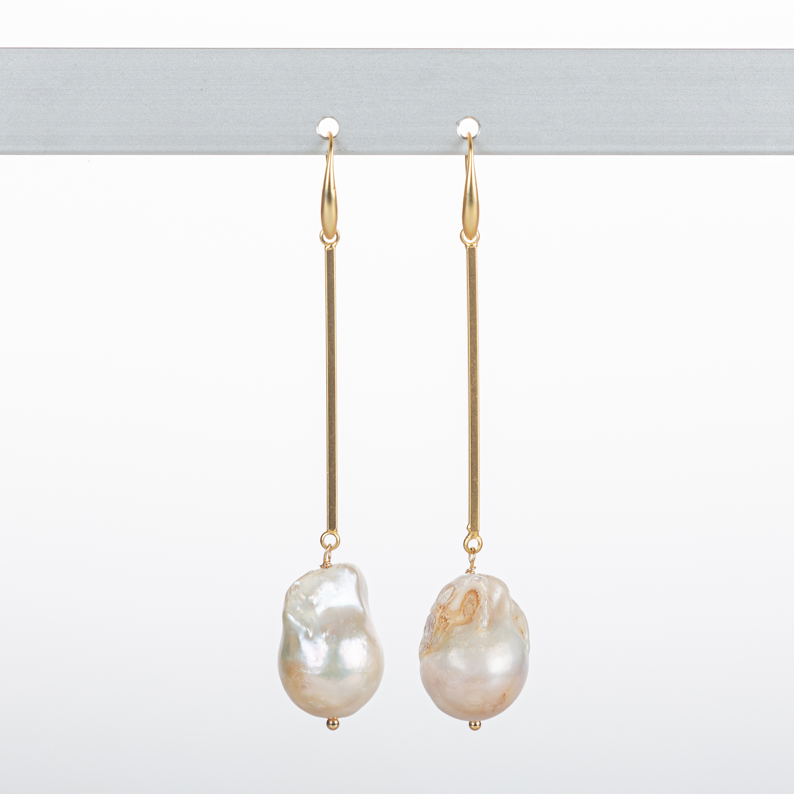 "Freshwater Pearls" Ohrring langer Stab, Tropfenförmige Süßwasserperle, vergoldet