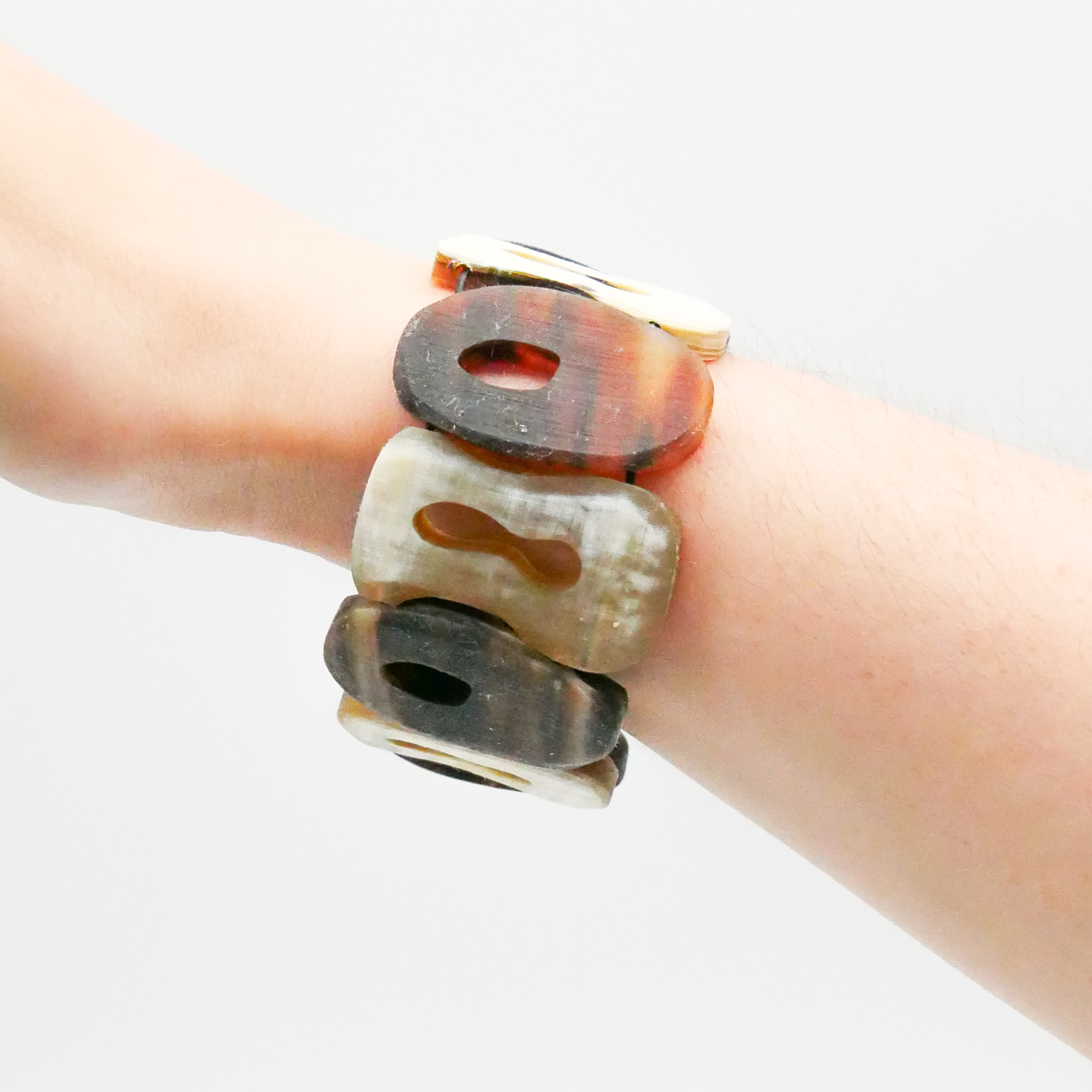  "Craft-Art", Horn Armband auf Gummi 35 mm breit, verschiedene Formen, braunes Horn 