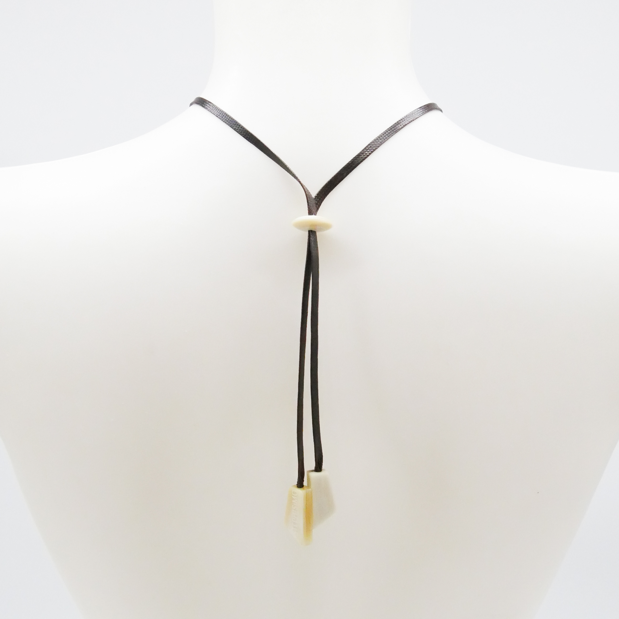  "Craft-Art", runder Hornanhänger Ø ca. 53 verspieltes Design, Syntetikband, weißes Horn 